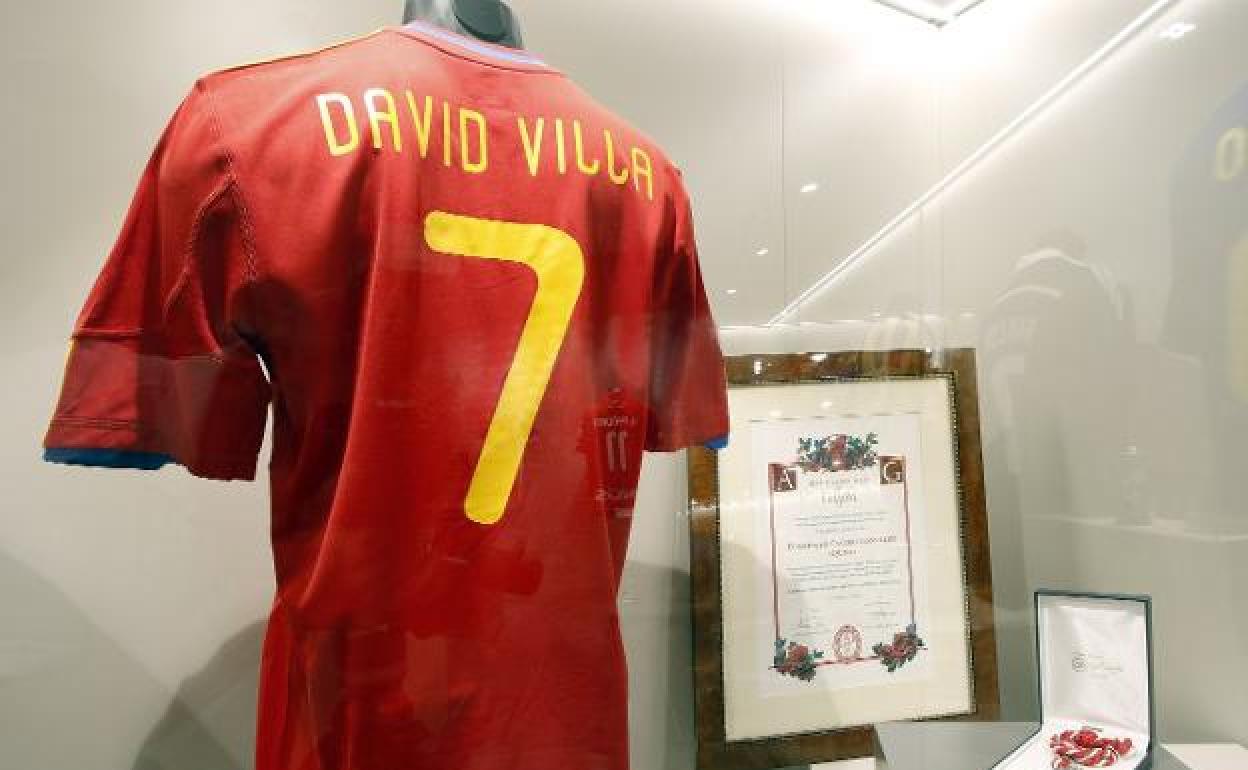 David Villa le regaló a Quini su camiseta de la selección española. 