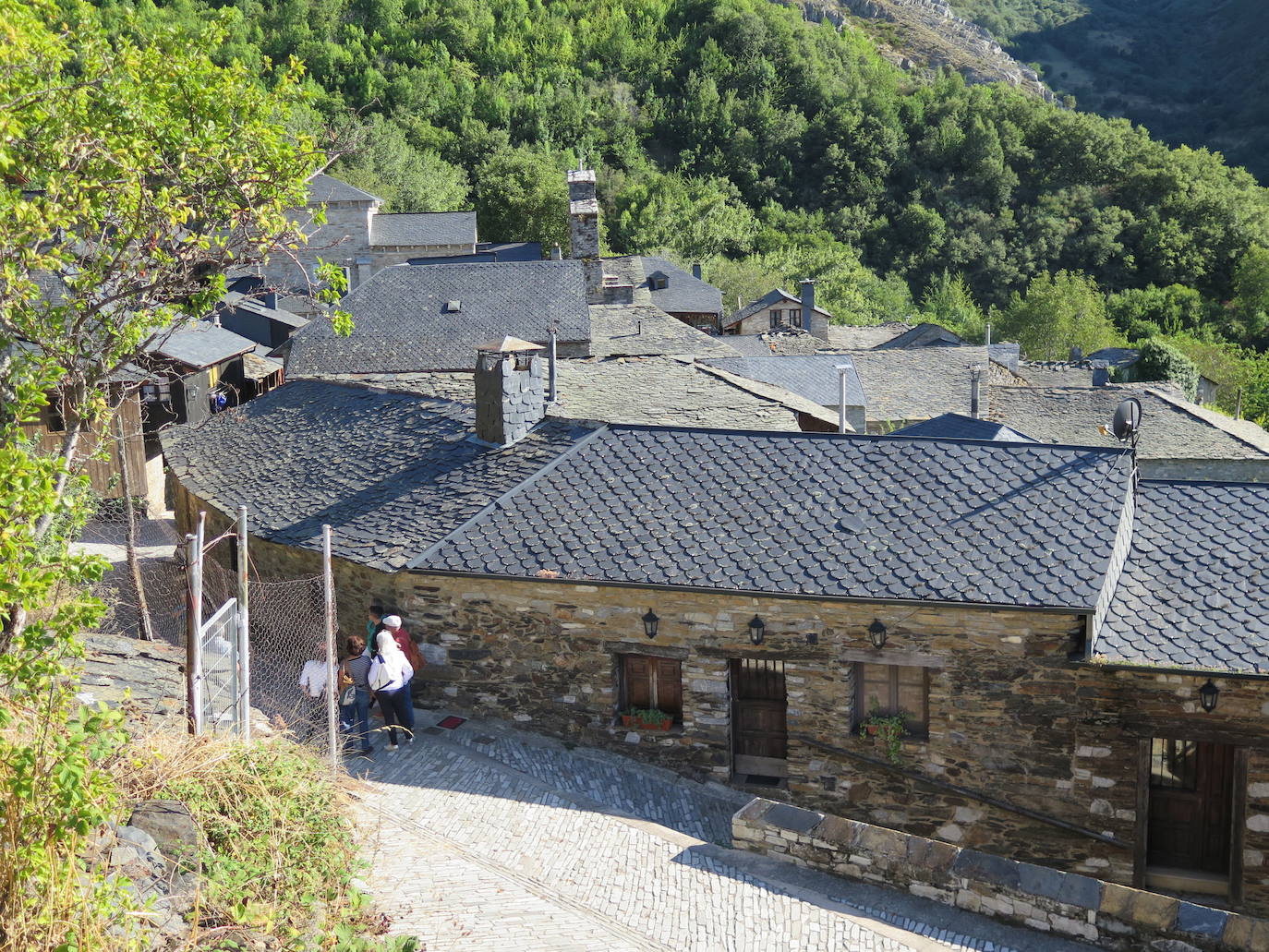 Con el fin del verano Peñalba de Santiago luce sus colores dejando atrás el dolor provocado por el incendio del año 2017, en el que los verdes montes bercianos se tiñeron de un negro que ahora parece un mal sueño
