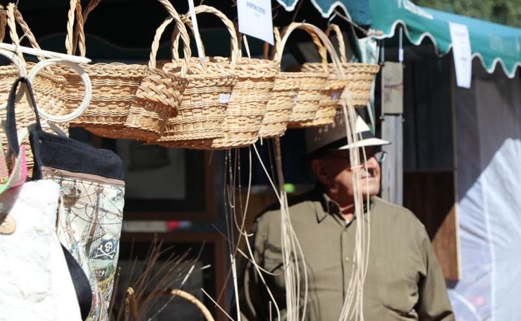 Uno de los puestos de cestería de la feria.