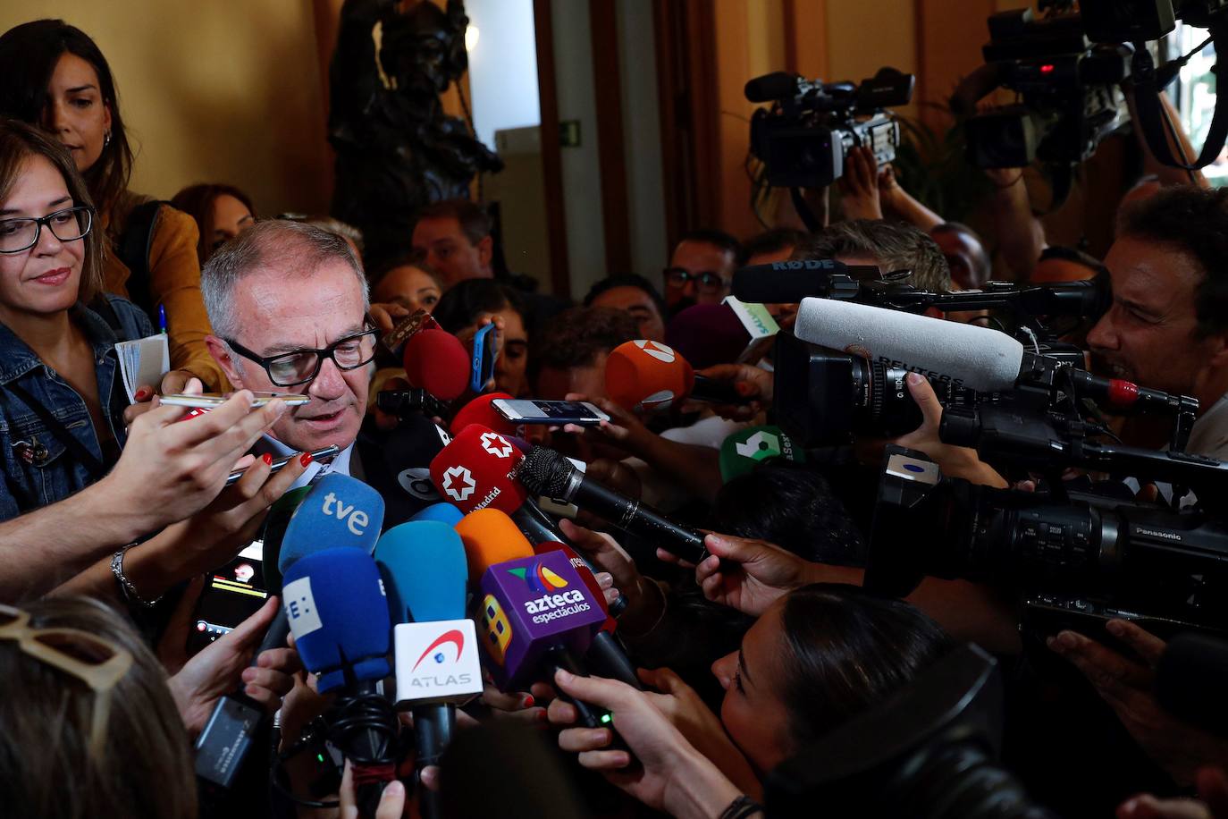 El ministro de Cultura en funciones José Guirao atiende a los medios a su llegada a la capilla ardiente.