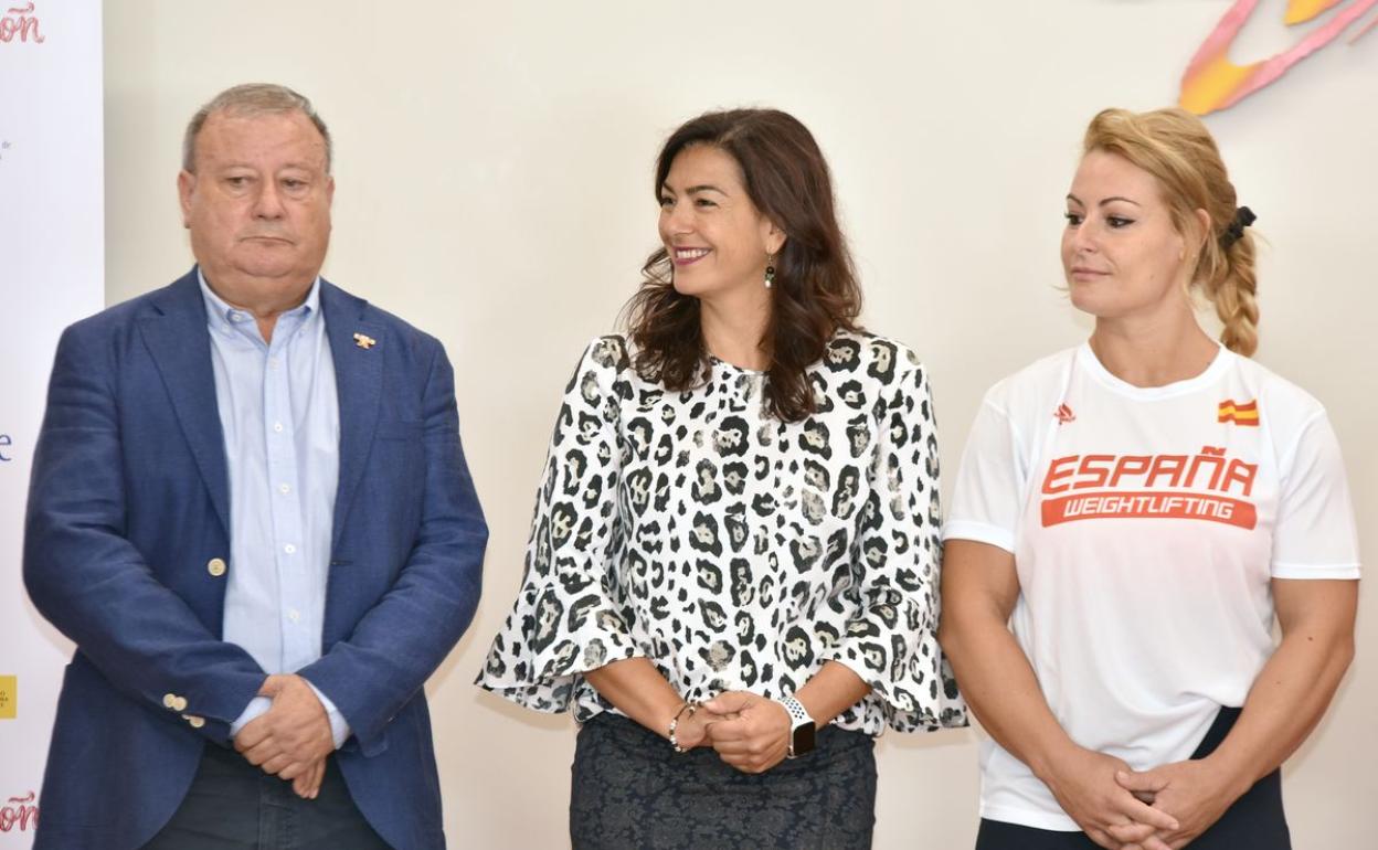 Lydia Valentín, junto a la directora del CSD, María José Rienda, en la recepción oficial a la selección de halterofilia.