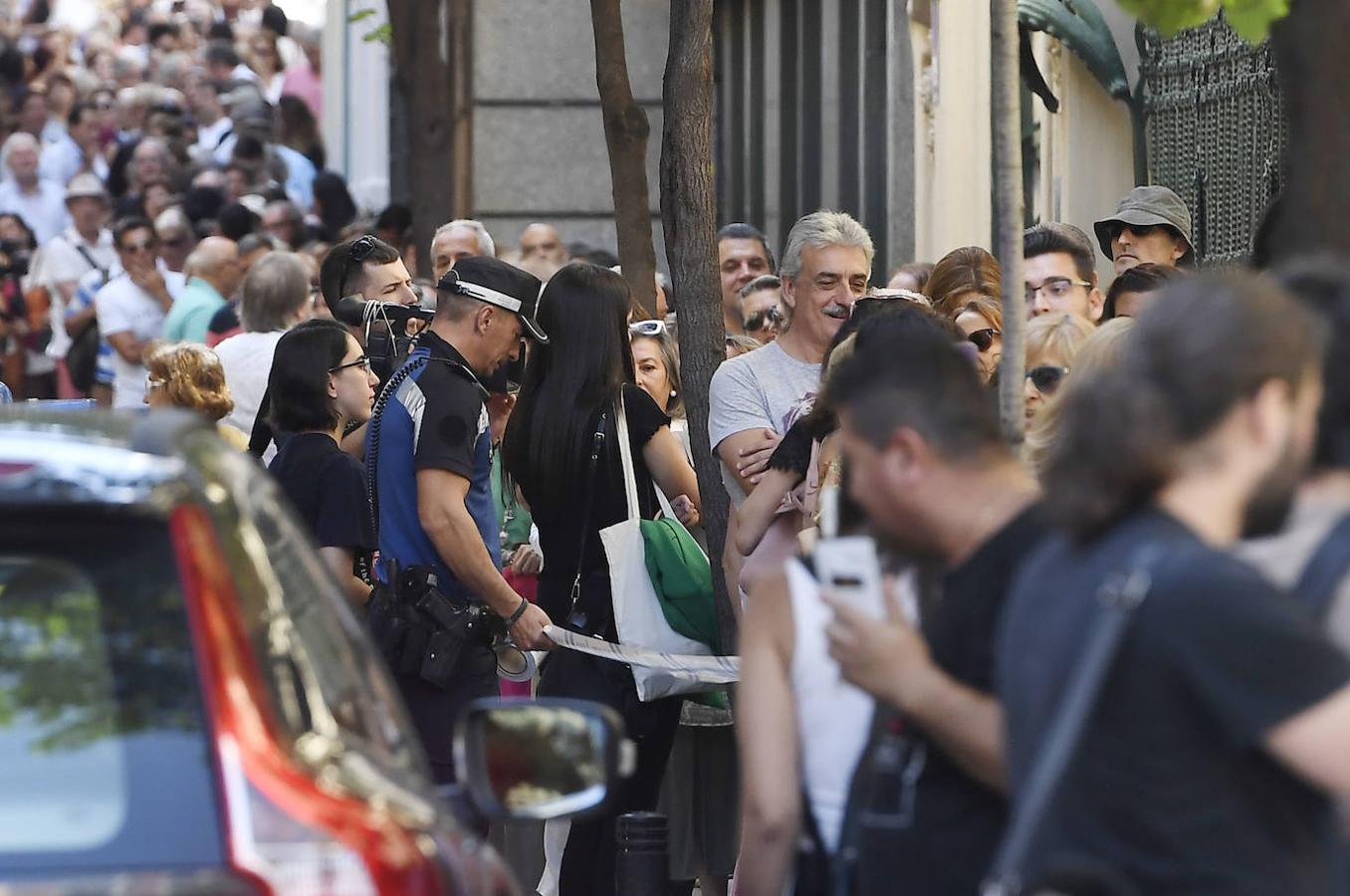 Admiradores de Camilo Sesto hacen cola frente a la SGAE para del el último adiós al cantante.