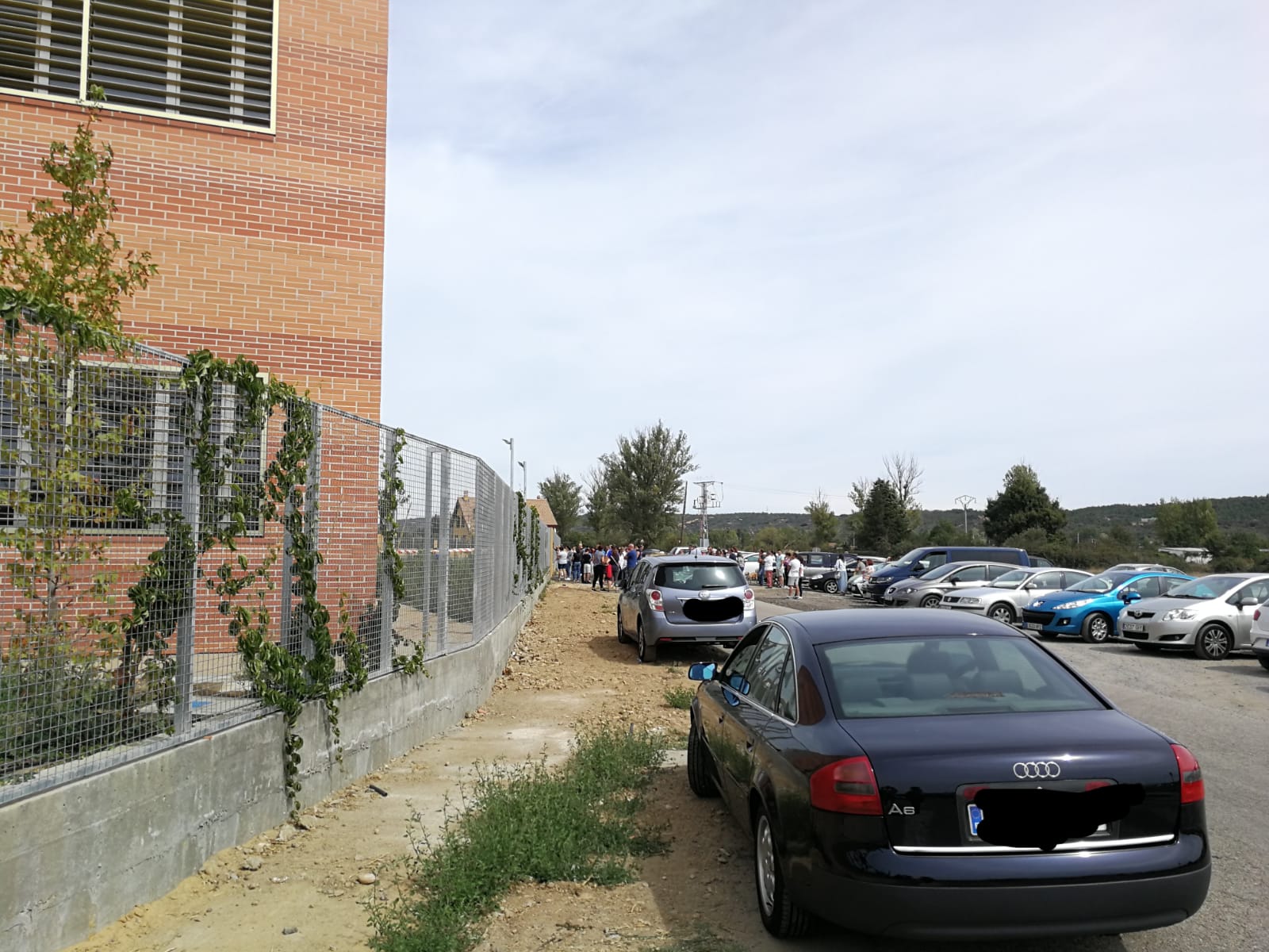 Fotos: Camino de tierra que da acceso al Colegio Los Adiles