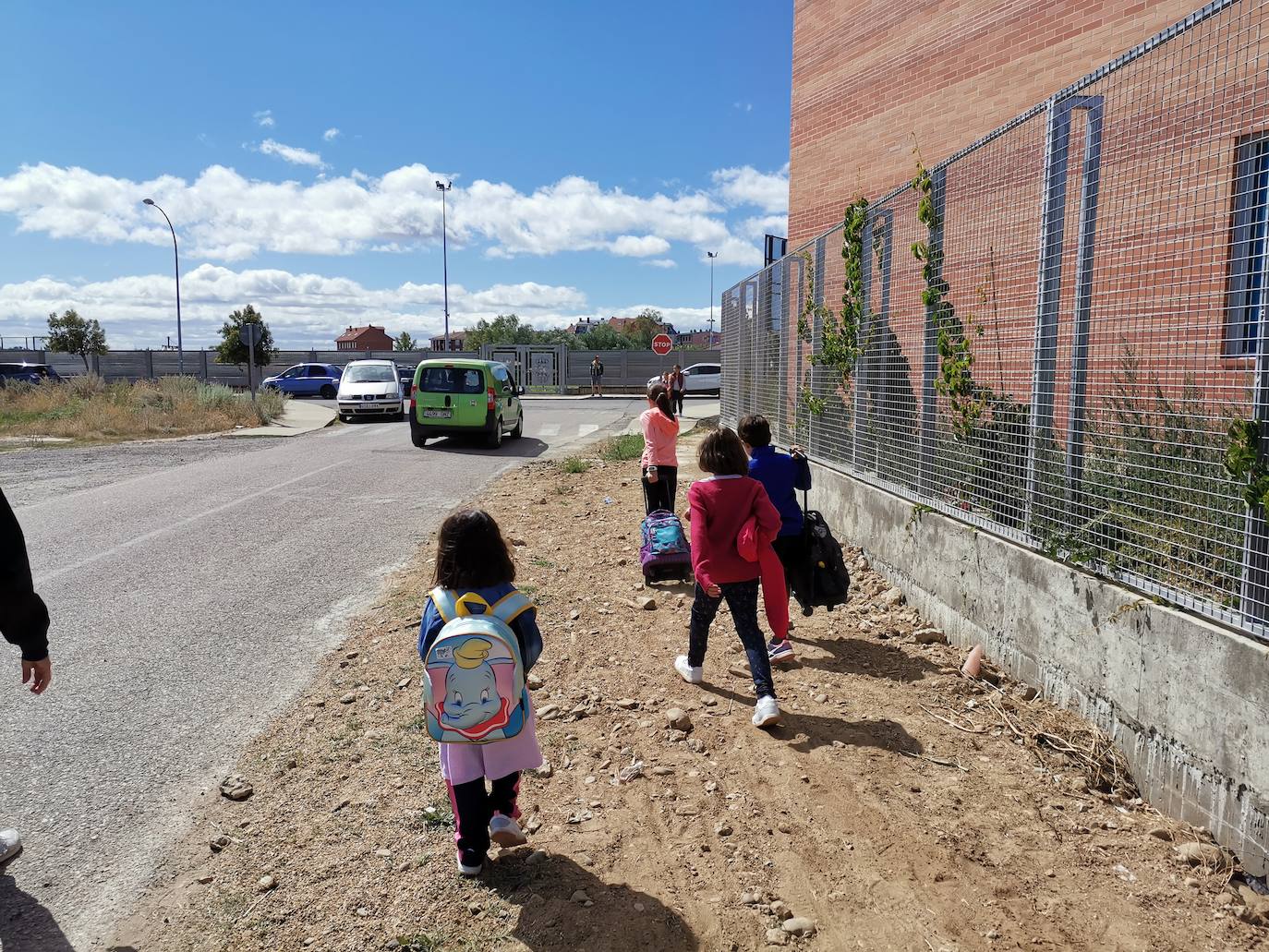 Fotos: Camino de tierra que da acceso al Colegio Los Adiles