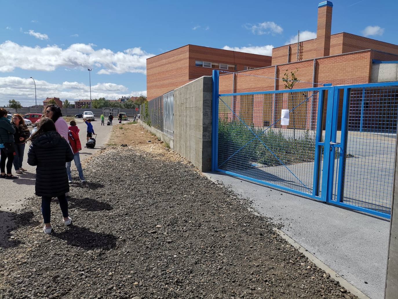 Fotos: Camino de tierra que da acceso al Colegio Los Adiles