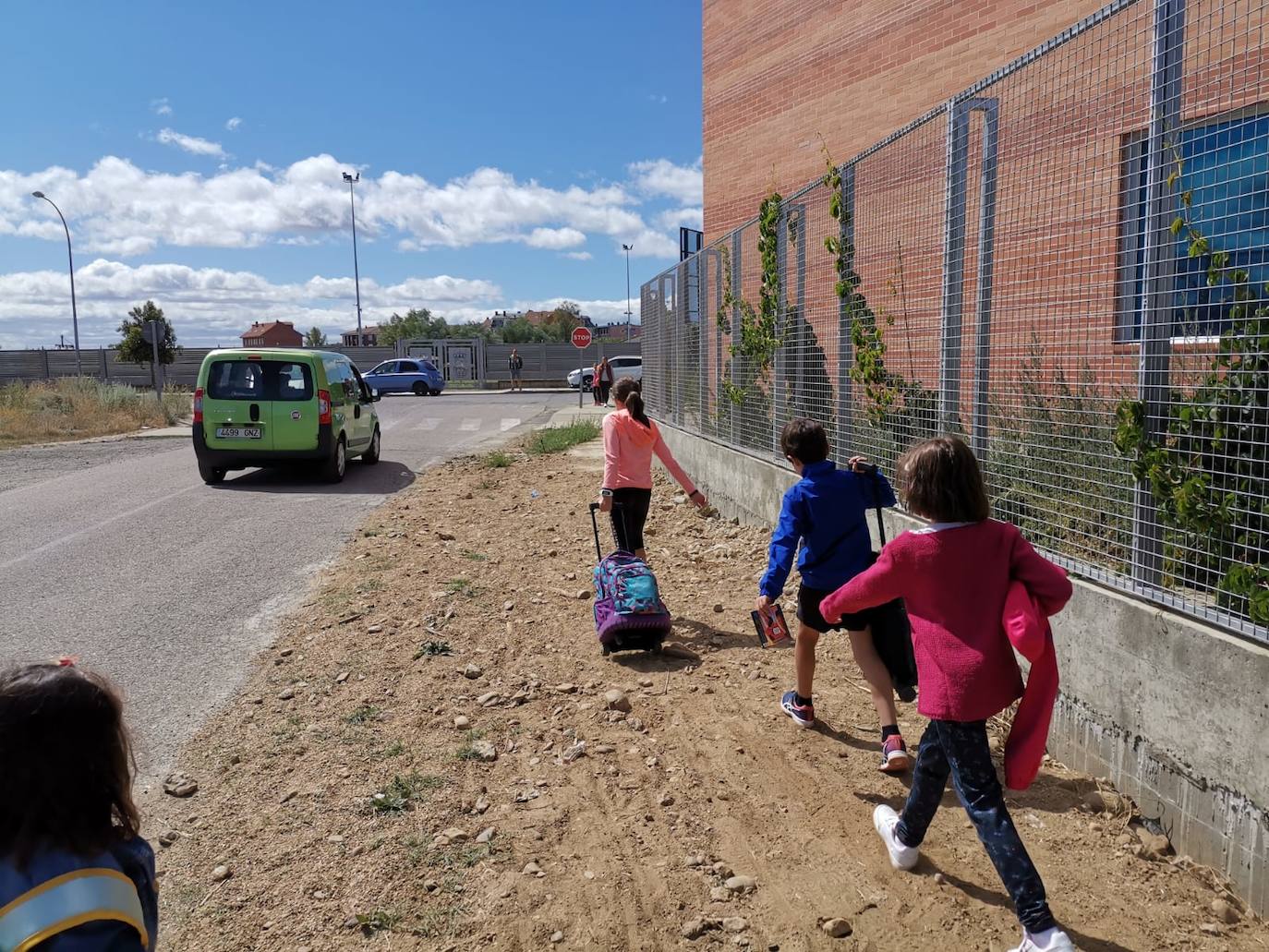 Fotos: Camino de tierra que da acceso al Colegio Los Adiles