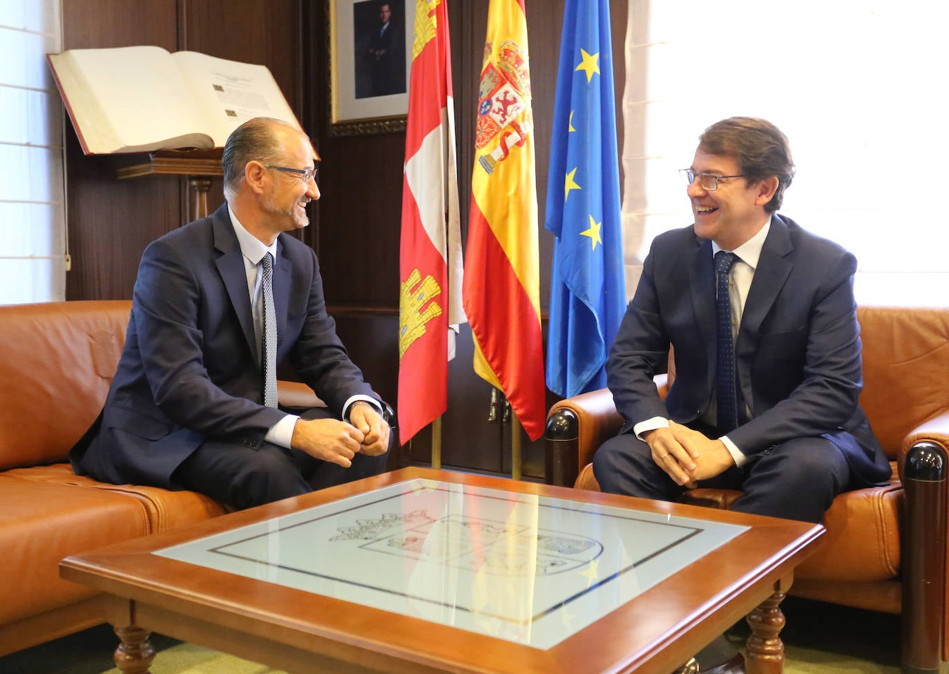 El presidente de la Junta de Castilla y León, Alfonso Fernández Mañueco, se reúne con el presidente de las Cortes, Luis Fuentes, en la ronda de contactos con representantes políticos, económicos y sociales de la Comunidad