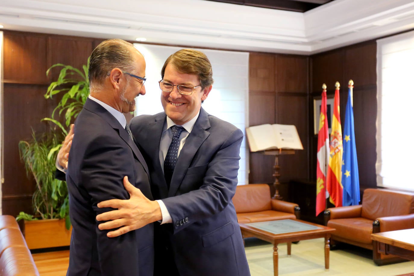 El presidente de la Junta de Castilla y León, Alfonso Fernández Mañueco, se reúne con el presidente de las Cortes, Luis Fuentes, en la ronda de contactos con representantes políticos, económicos y sociales de la Comunidad