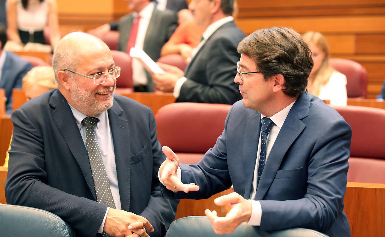 El presidente de la Junta, Alfonso Fernández Mañueco, y el vicepresidente, Francisco Igea, conversan antes de comenzar el Pleno de las Cortes de Castilla y León.