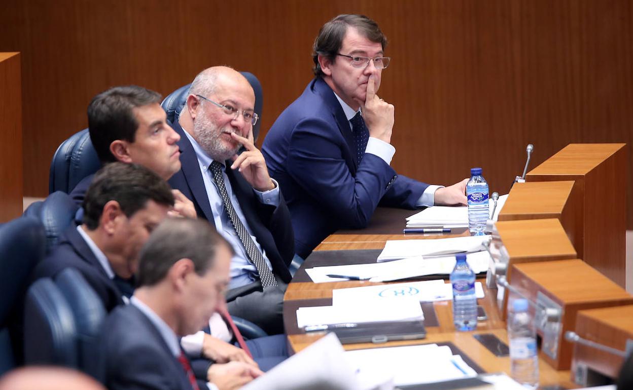 El presidente de la Junta, Alfonso Fernández Mañueco, y el vicepresidente, Francisco Igea, durante el Pleno de las Cortes de Castilla y León.