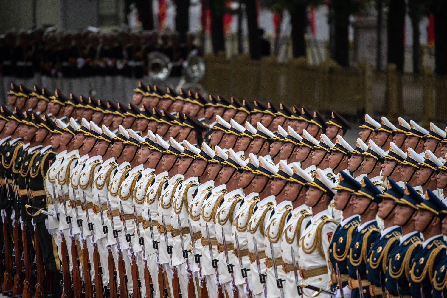 Soldados de la Guardia de Honor china se preparan para dar la bienvenida al presidente de Kazajistán, Kassym-Jomart Tokayev, en el Gran Salón del Pueblo, en Pekín (China). 