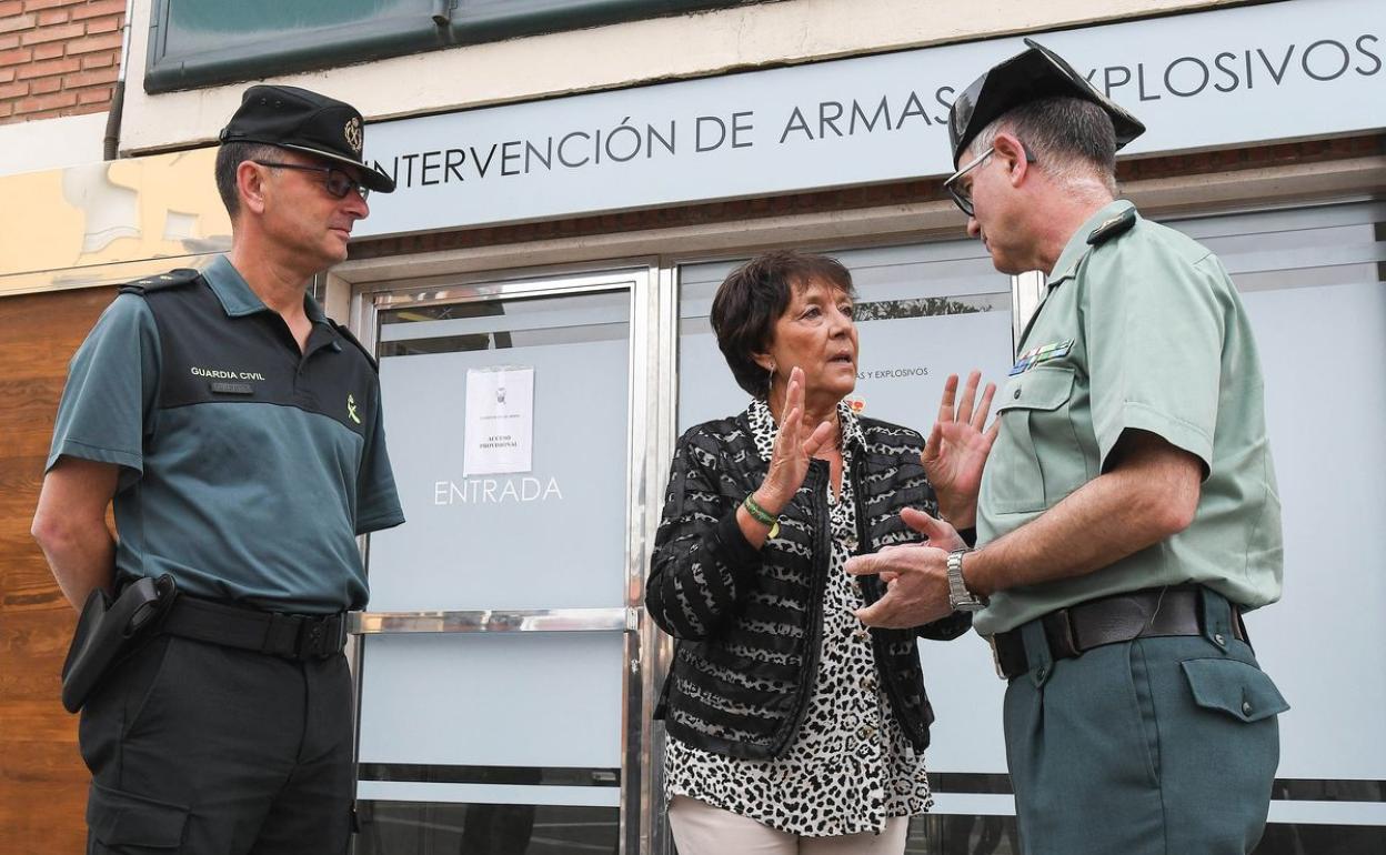 Mercedes Martín, delegada del Gobierno, en su visita a la Comandancia de la Guardia Civil de León.