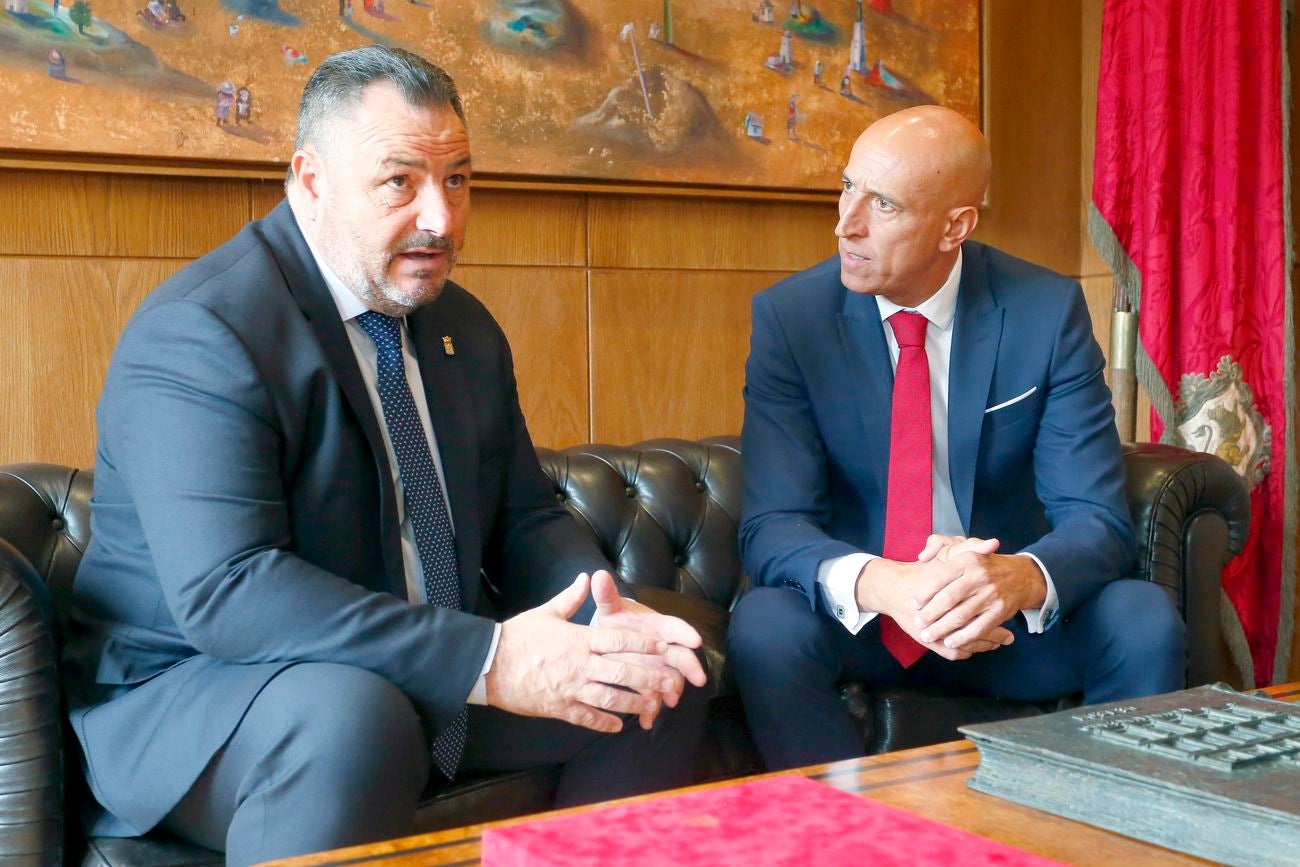 Imagen principal - Varios momentos de la reunión. 