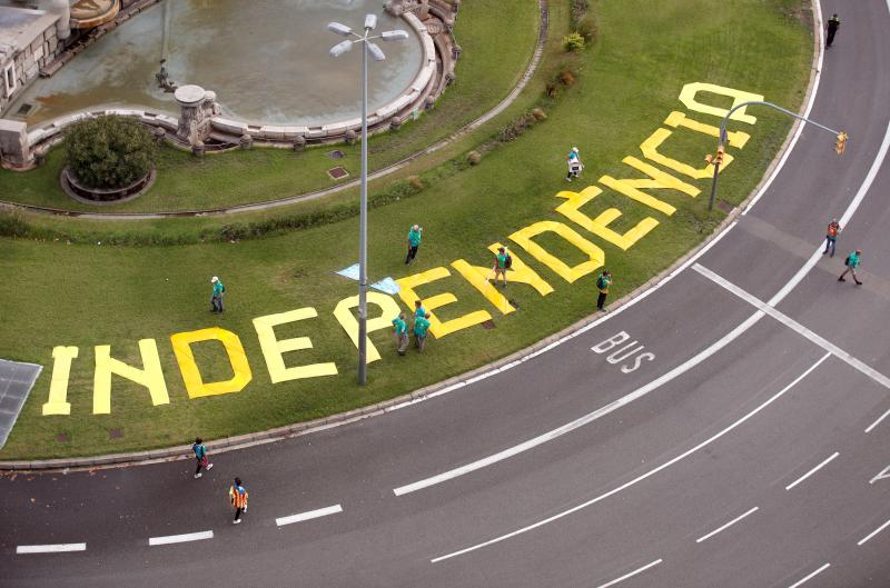 Cientos de miles de personas se manifestaron este miércoles en Barcelona a favor de la independencia y reclamando la libertad de los presos secesionistas. Según la Guardia Urbana, en torno a 600.000 personas participaron en la protesta organizada por la ANC y Ómnium Cultural, convertida ya en una tradición en el inicio político en Cataluña. La jornada terminó con el desalojo del parque de la Ciutadella de Barcelona tras dispersar a los cerca de 300 manifestantes independentistas que se concentraban las puertas del Parlament, entre insultos y momentos de tensión de los Mossos d'Esquadra con algunos grupos de activistas.