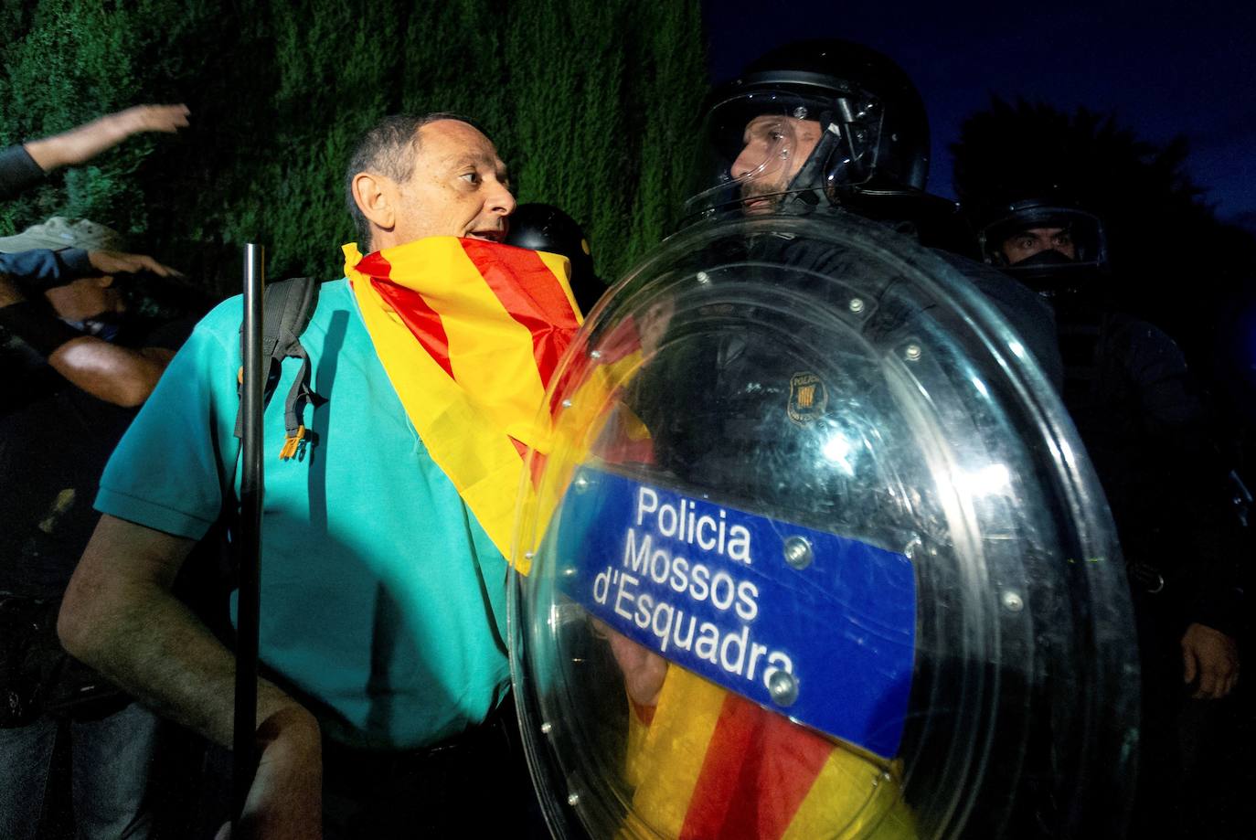 Cientos de miles de personas se manifestaron este miércoles en Barcelona a favor de la independencia y reclamando la libertad de los presos secesionistas. Según la Guardia Urbana, en torno a 600.000 personas participaron en la protesta organizada por la ANC y Ómnium Cultural, convertida ya en una tradición en el inicio político en Cataluña. La jornada terminó con el desalojo del parque de la Ciutadella de Barcelona tras dispersar a los cerca de 300 manifestantes independentistas que se concentraban las puertas del Parlament, entre insultos y momentos de tensión de los Mossos d'Esquadra con algunos grupos de activistas.