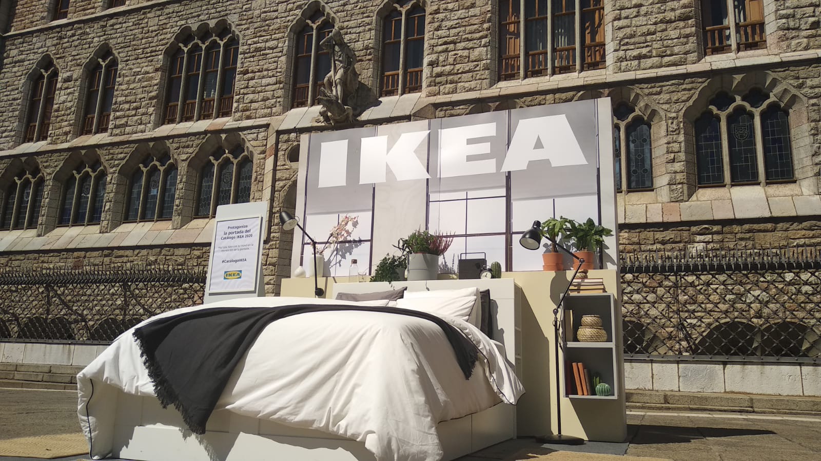 Fotos: Ikea instala una cama en Botines