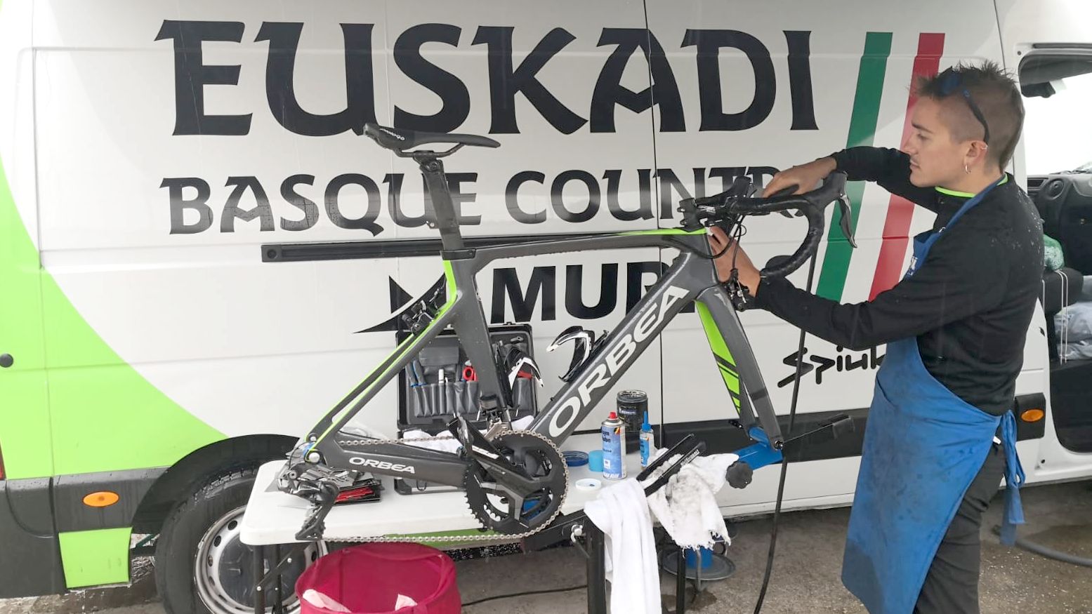 Pablo Benito pone a punto una bici del Euskadi Murias