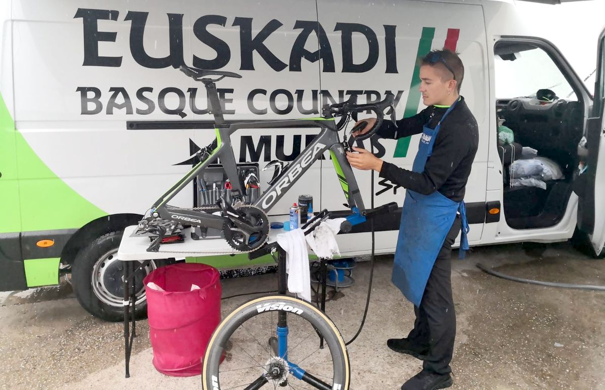 Pablo Benito pone a punto una bici del Euskadi Murias