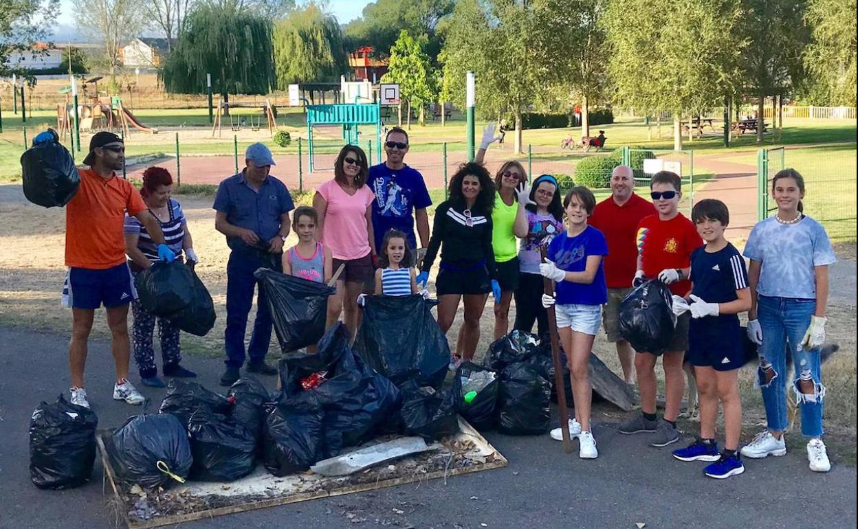 Un grupo de vecinos de San Andrés limpian el entorno del parque de Los Patos