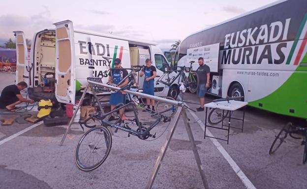 Galería. Pablo Benito, en la puesta a punto de las bicicletas del equipo Euskadi Murias.