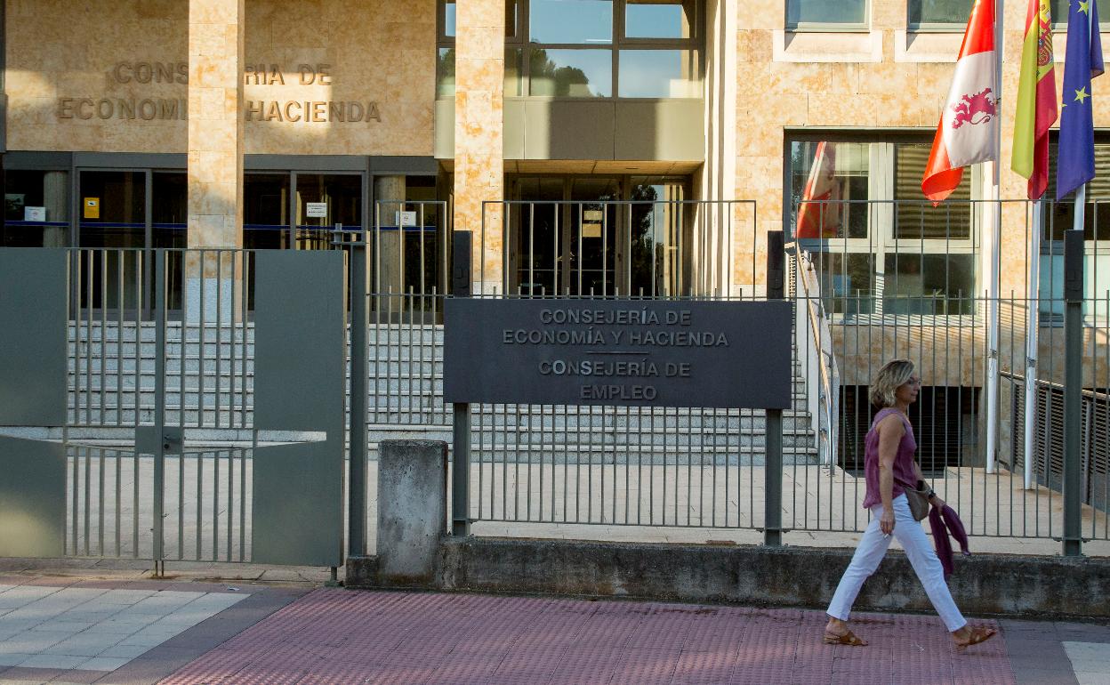 Entrada a la Consejería de Economía y Hacienda.