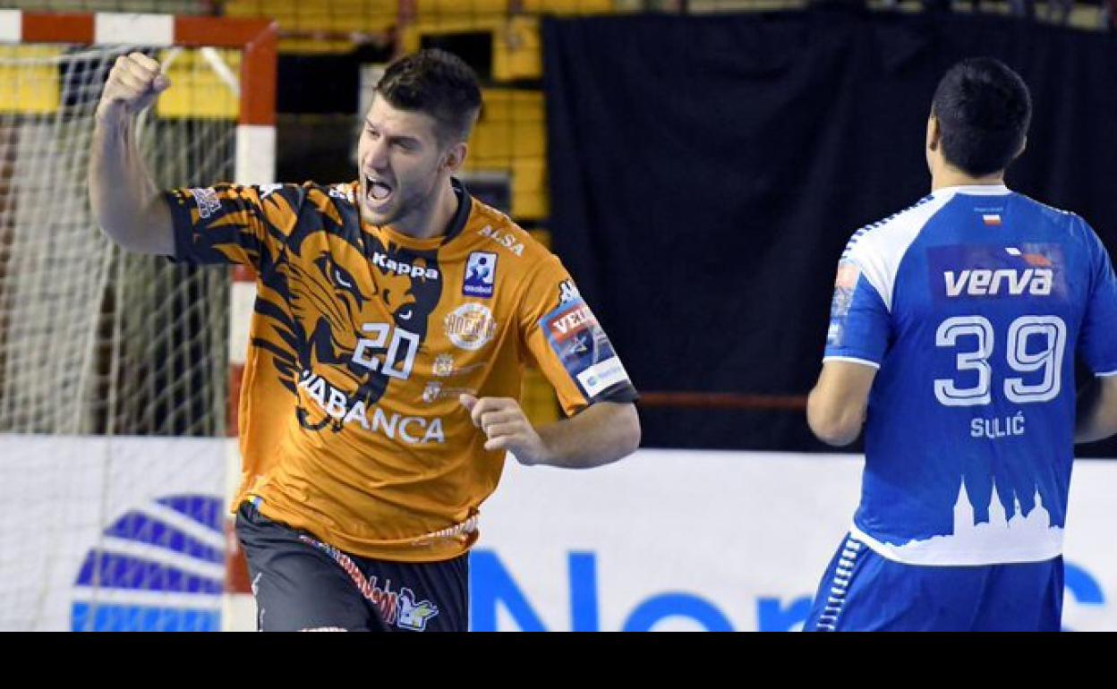 Mosic celebra un gol con el Ademar.