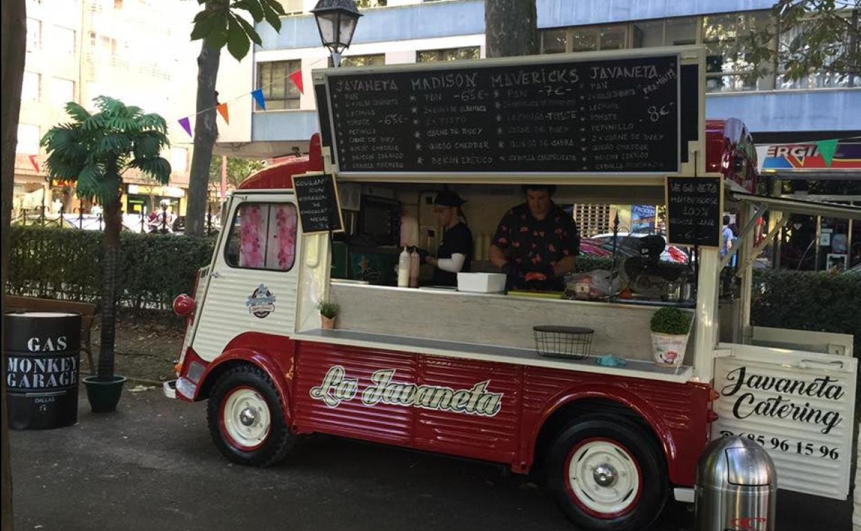 Una Food Truck. poreparando comida.