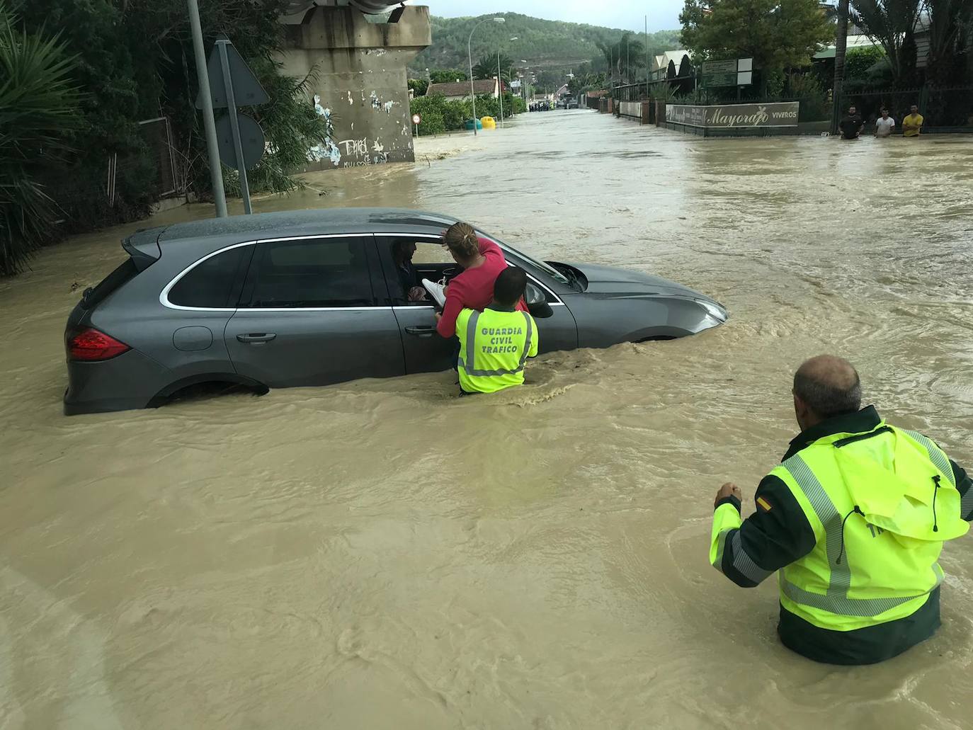 El temporal sigue sin dar tregua, se extiende a más provincias y este sábado se ha cobrado la séxta víctima mortal.