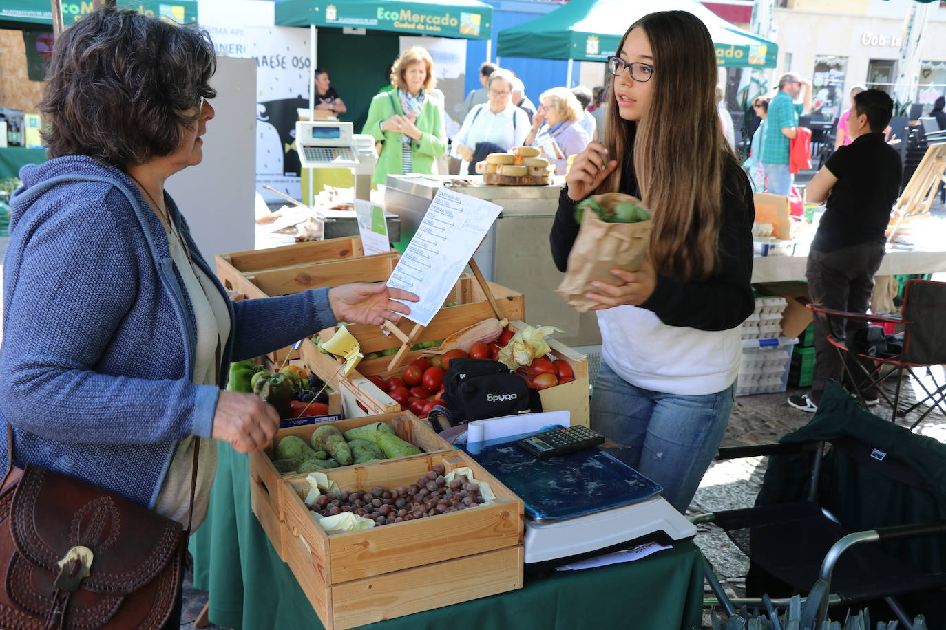 La I Feria Ecomercado 'Ciudad de León' quiere mostrar durante este sábado otra forma de consumir, muy relacionada con el desarrollo del mundo rural y una producción sostenible y artesanal.