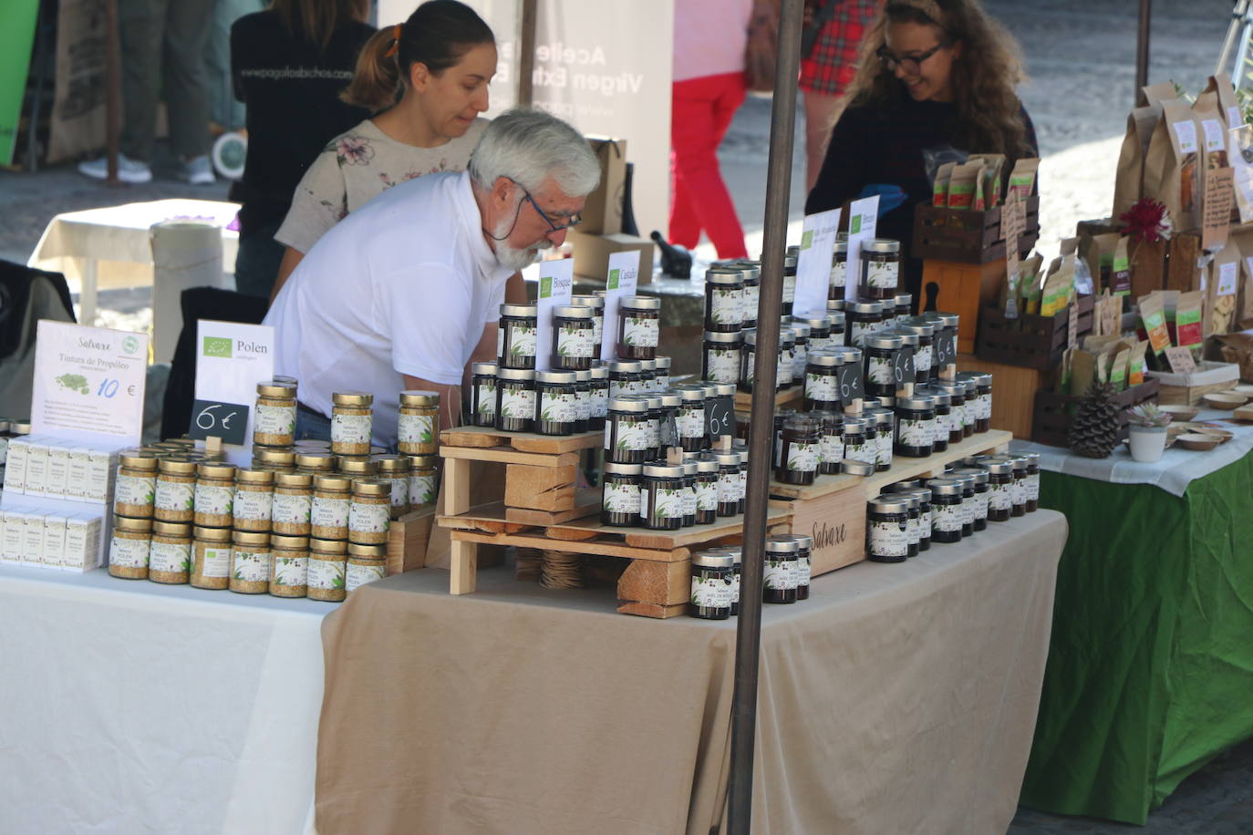 La I Feria Ecomercado 'Ciudad de León' quiere mostrar durante este sábado otra forma de consumir, muy relacionada con el desarrollo del mundo rural y una producción sostenible y artesanal.