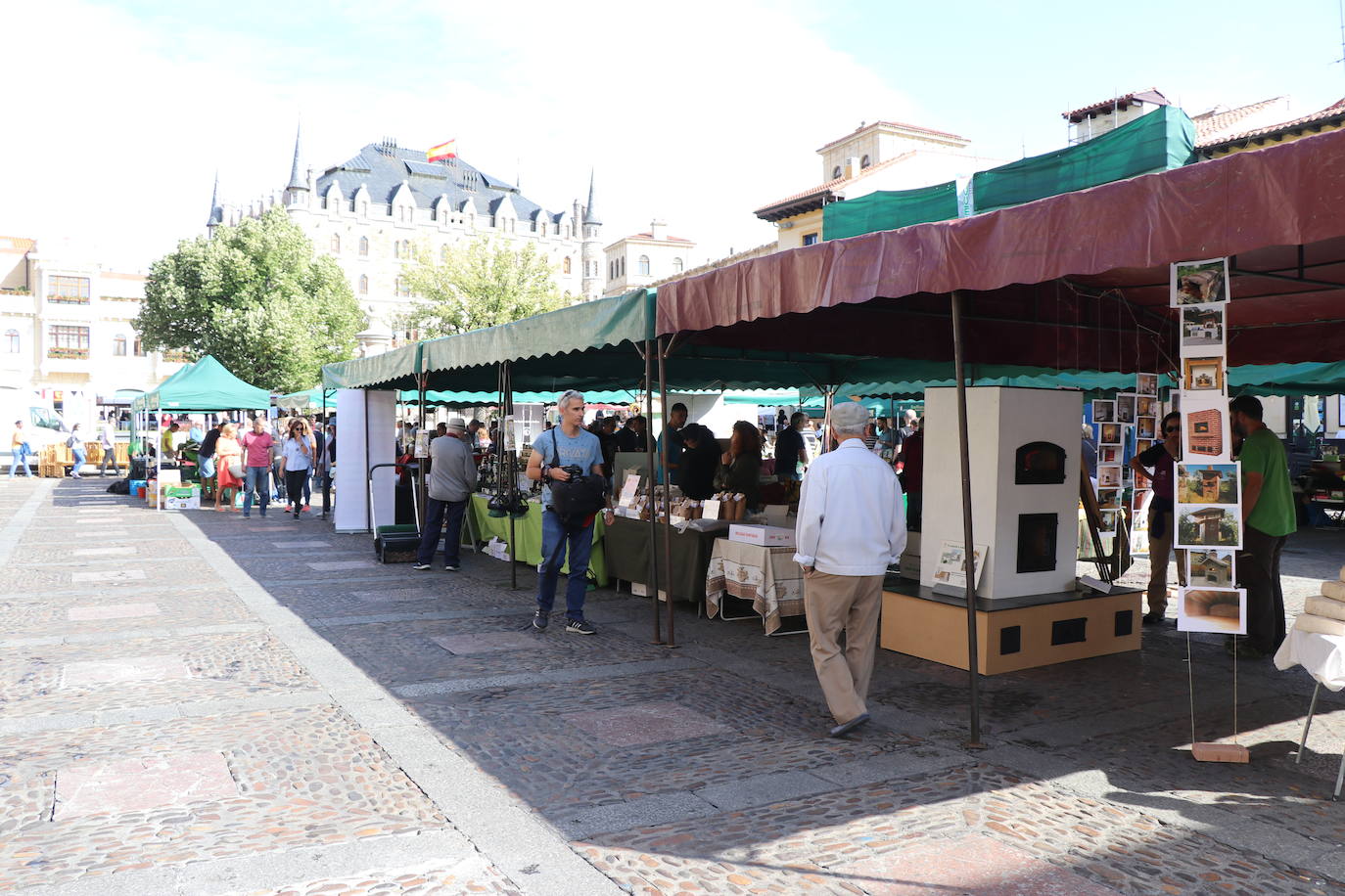 La I Feria Ecomercado 'Ciudad de León' quiere mostrar durante este sábado otra forma de consumir, muy relacionada con el desarrollo del mundo rural y una producción sostenible y artesanal.