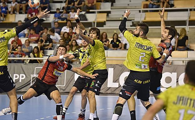 Lance del partido entre el Huesca y el Ademar