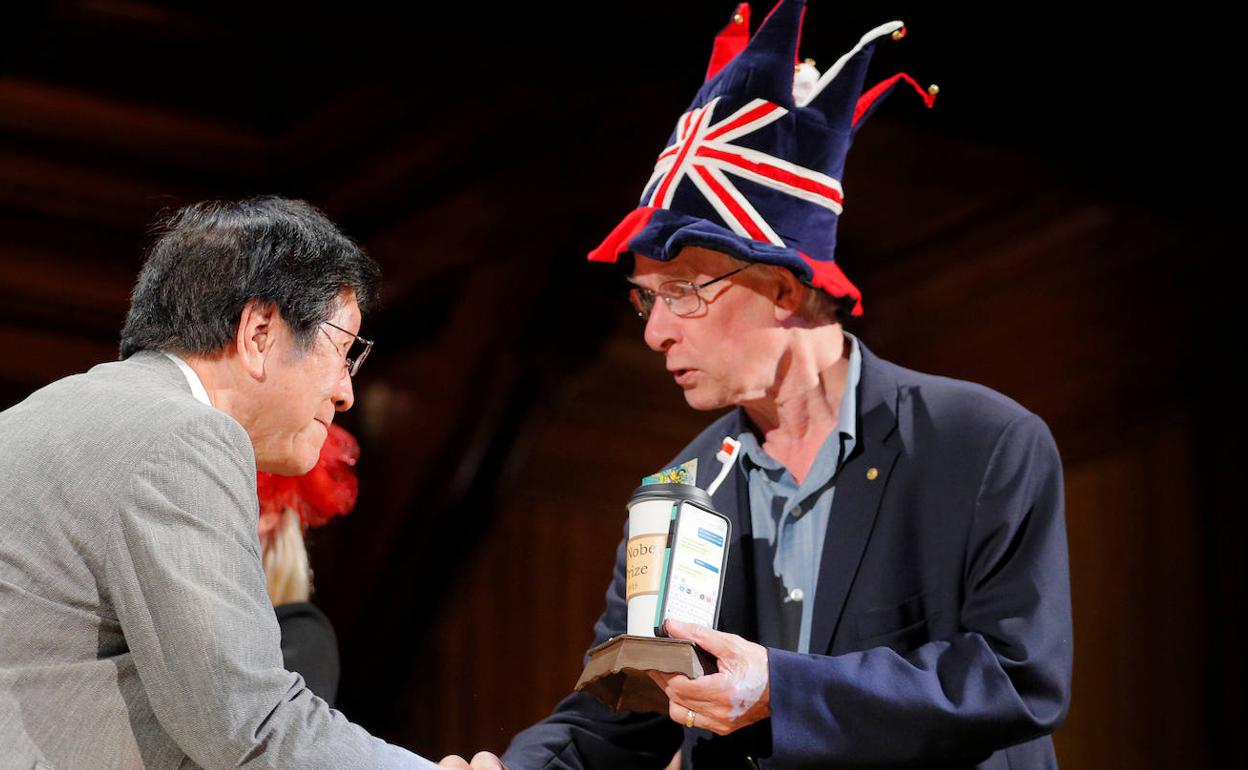 Shiguru Watanabe acepta el Ig Nobel de manos de Richard Roberts. 