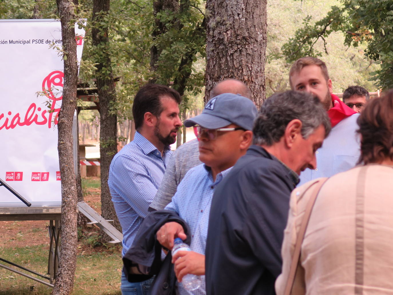 El alcalde de León, el socialista José Antonio Diez, junto a los secretarios provincial y autonómico del partido.