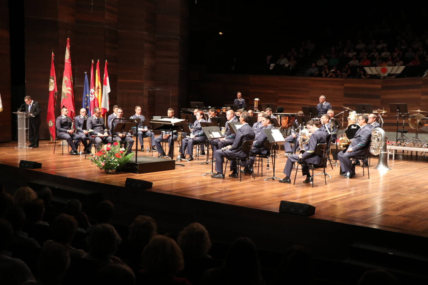 El auditorio Ciudad de León acoge el VIII Concierto León, Cuna del Parlamentarismo en el que la Unidad de Música de la Academia Básica del Aire ha seleccionado una decena de temas bajo la batuta el capitán Julio César Ruiz Salamanca.