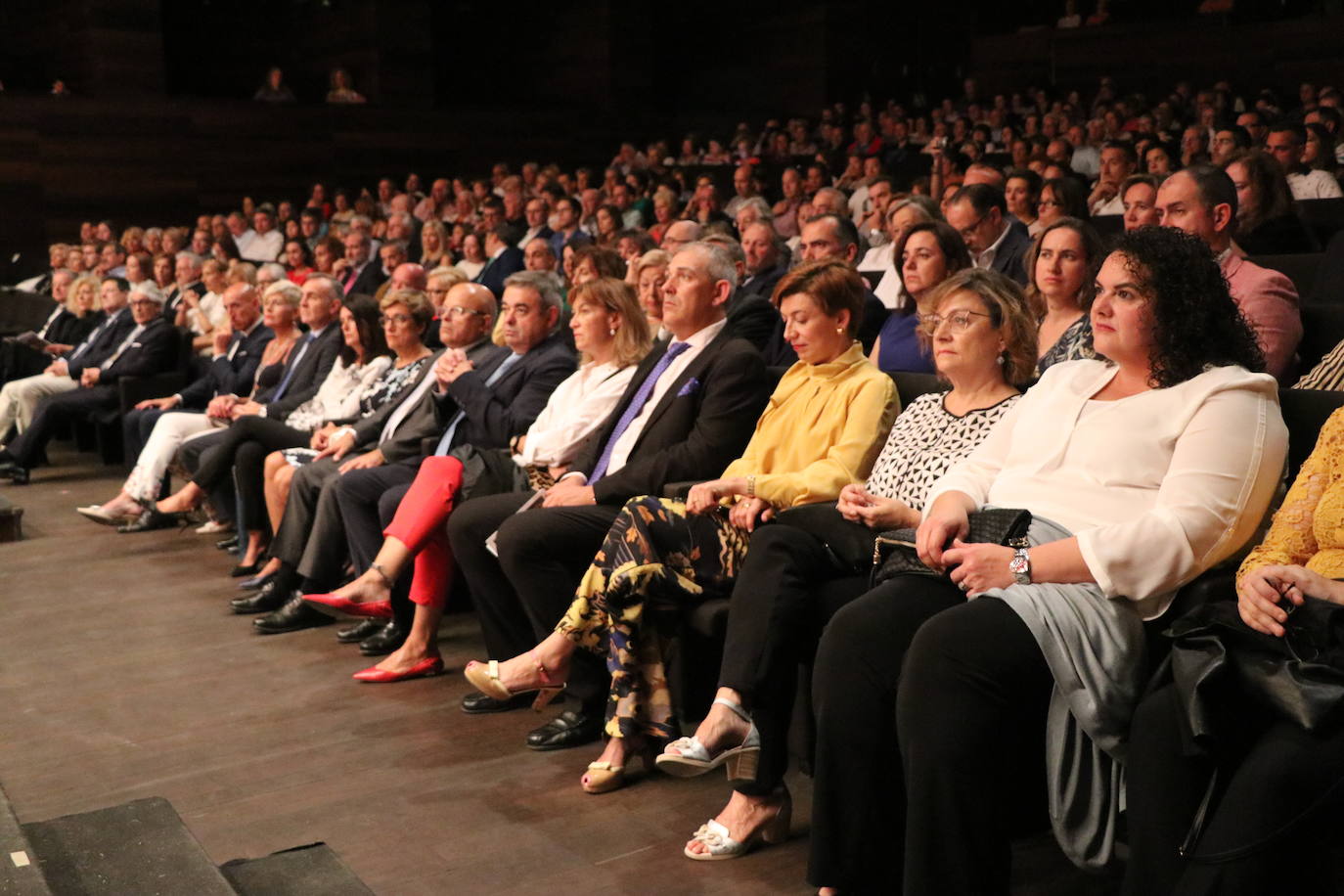 El auditorio Ciudad de León acoge el VIII Concierto León, Cuna del Parlamentarismo en el que la Unidad de Música de la Academia Básica del Aire ha seleccionado una decena de temas bajo la batuta el capitán Julio César Ruiz Salamanca.