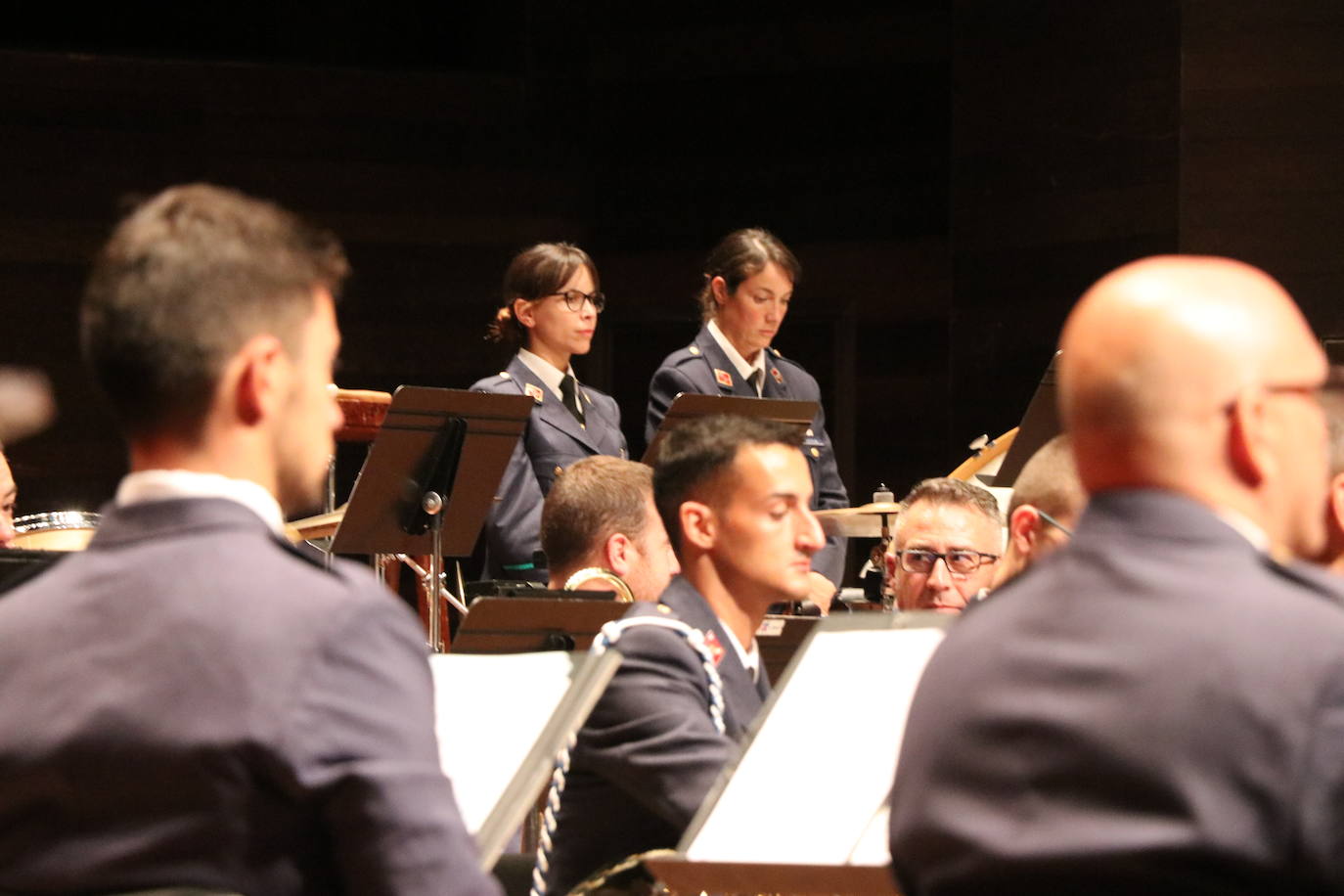 El auditorio Ciudad de León acoge el VIII Concierto León, Cuna del Parlamentarismo en el que la Unidad de Música de la Academia Básica del Aire ha seleccionado una decena de temas bajo la batuta el capitán Julio César Ruiz Salamanca.