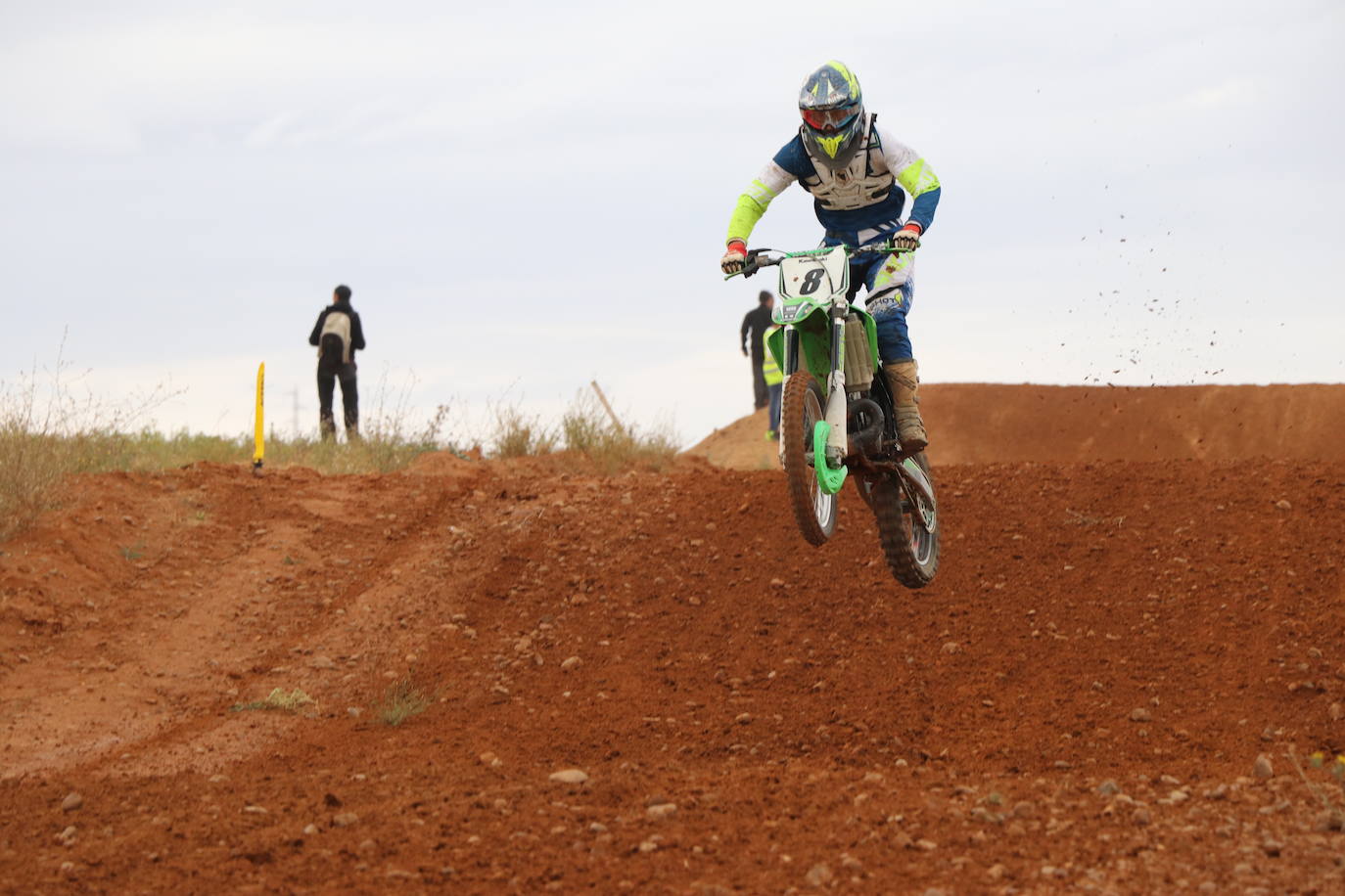 Los motores han vuelto a rugir con fuerza en el circuito de 'Los Cucharales' de Valencia de Don Juan. Este recinto coyantino ha a cogido la cuarta prueba de motocross puntuable del campeonato de Castilla y León 2019, el más importante de los que organiza la Federación.