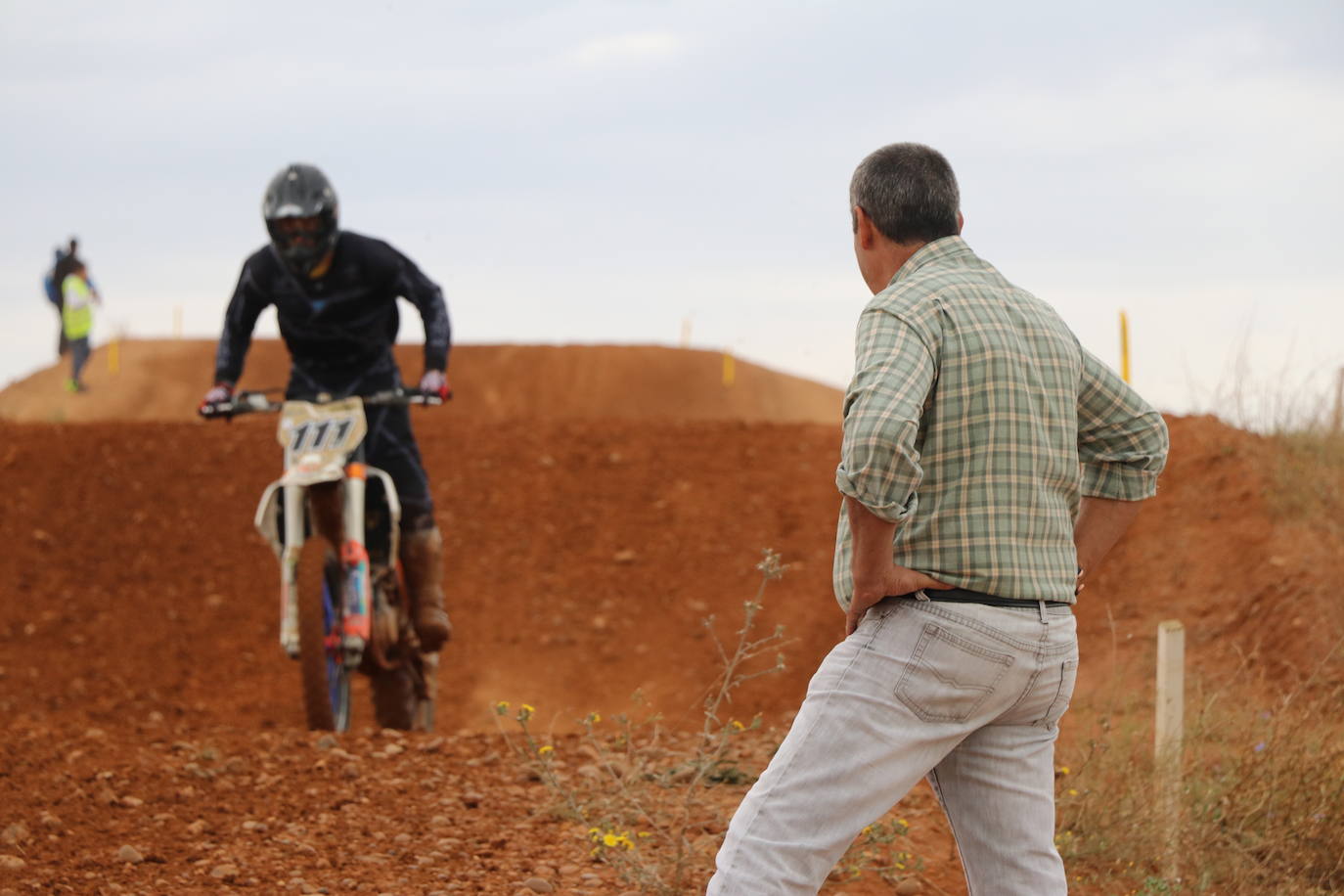 Los motores han vuelto a rugir con fuerza en el circuito de 'Los Cucharales' de Valencia de Don Juan. Este recinto coyantino ha a cogido la cuarta prueba de motocross puntuable del campeonato de Castilla y León 2019, el más importante de los que organiza la Federación.