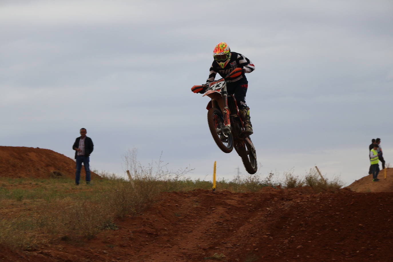 Los motores han vuelto a rugir con fuerza en el circuito de 'Los Cucharales' de Valencia de Don Juan. Este recinto coyantino ha a cogido la cuarta prueba de motocross puntuable del campeonato de Castilla y León 2019, el más importante de los que organiza la Federación.