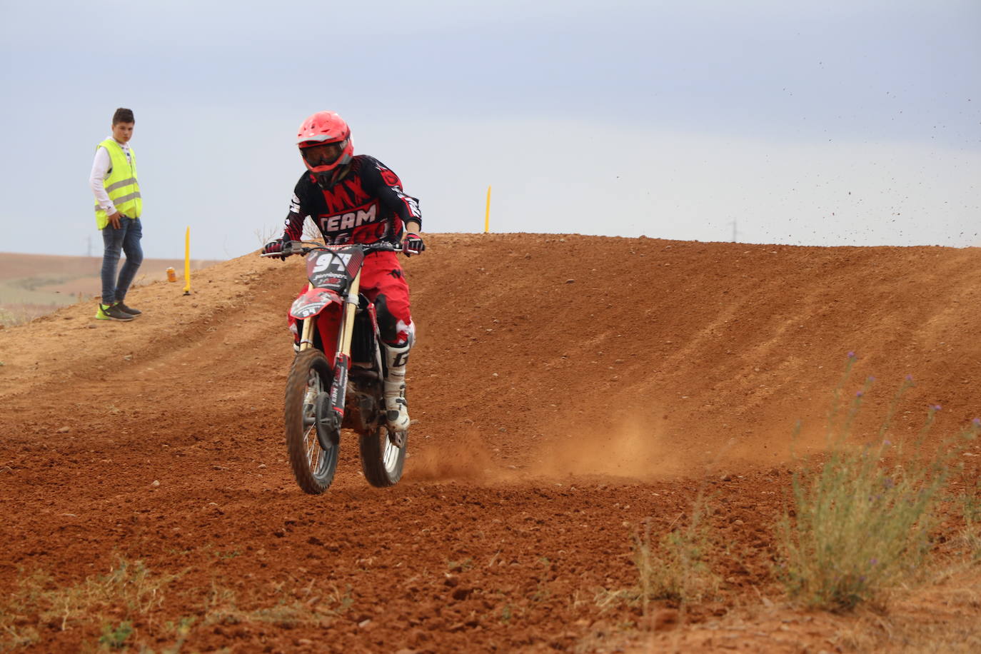 Los motores han vuelto a rugir con fuerza en el circuito de 'Los Cucharales' de Valencia de Don Juan. Este recinto coyantino ha a cogido la cuarta prueba de motocross puntuable del campeonato de Castilla y León 2019, el más importante de los que organiza la Federación.