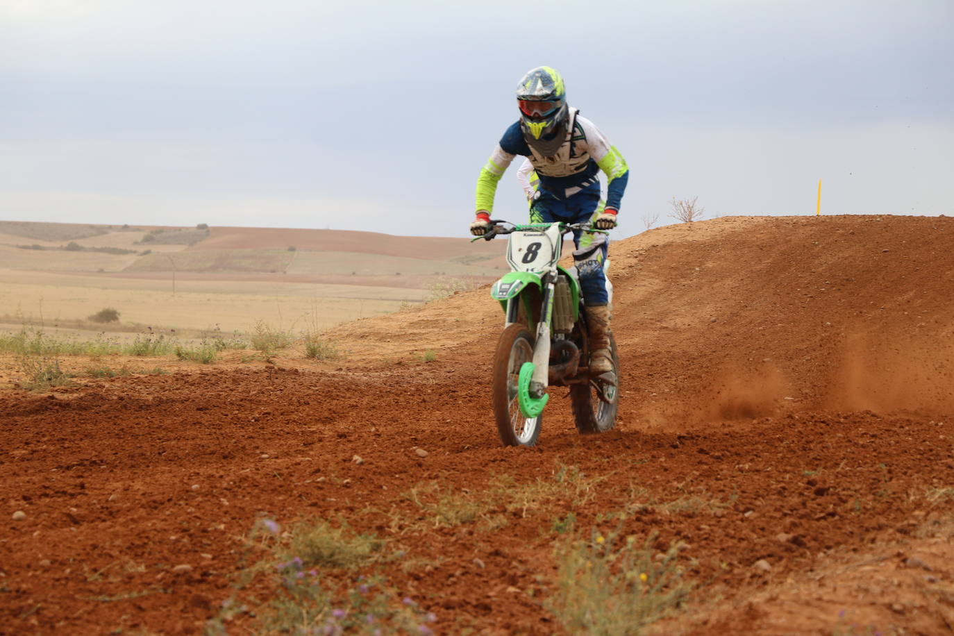 Los motores han vuelto a rugir con fuerza en el circuito de 'Los Cucharales' de Valencia de Don Juan. Este recinto coyantino ha a cogido la cuarta prueba de motocross puntuable del campeonato de Castilla y León 2019, el más importante de los que organiza la Federación.