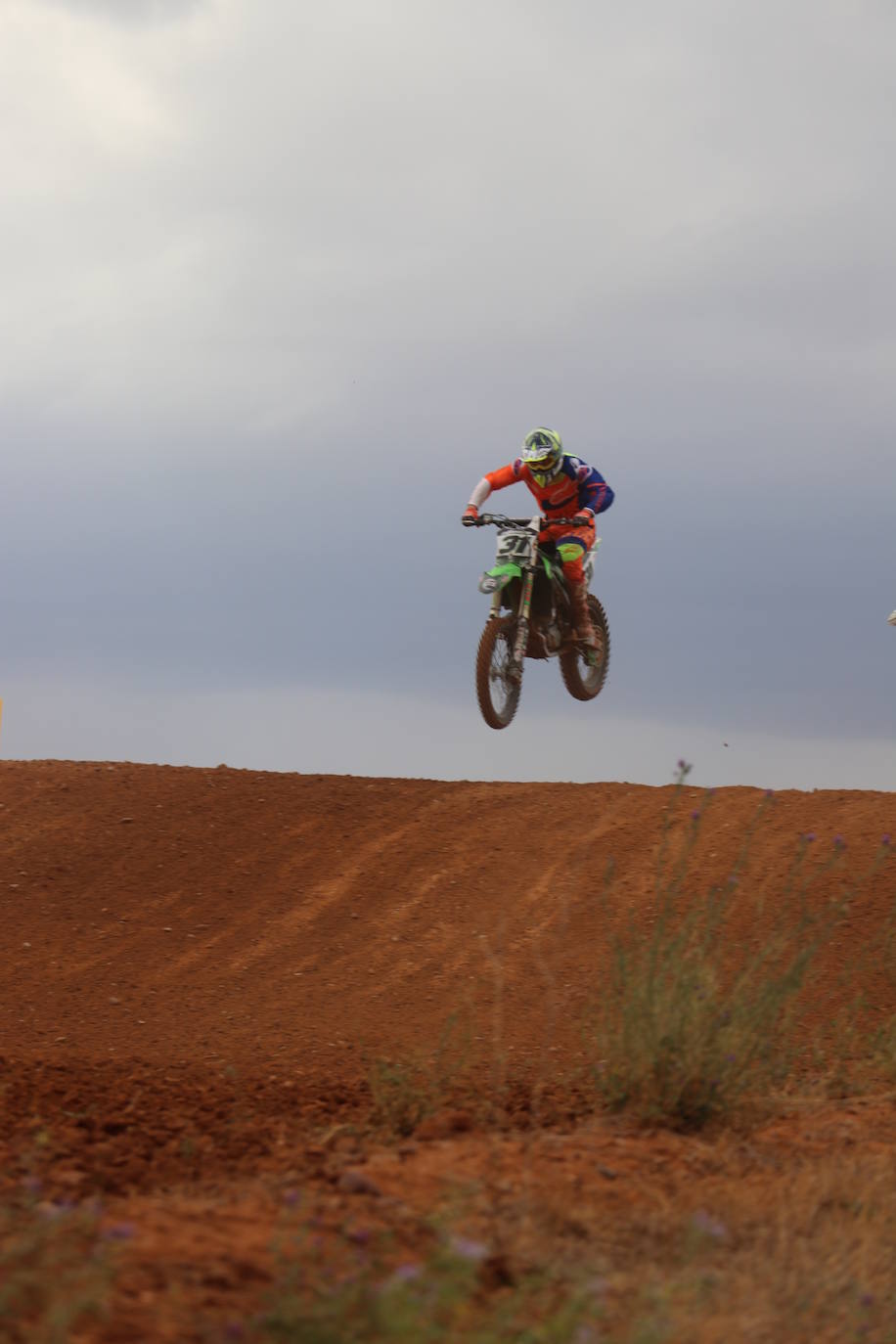 Los motores han vuelto a rugir con fuerza en el circuito de 'Los Cucharales' de Valencia de Don Juan. Este recinto coyantino ha a cogido la cuarta prueba de motocross puntuable del campeonato de Castilla y León 2019, el más importante de los que organiza la Federación.