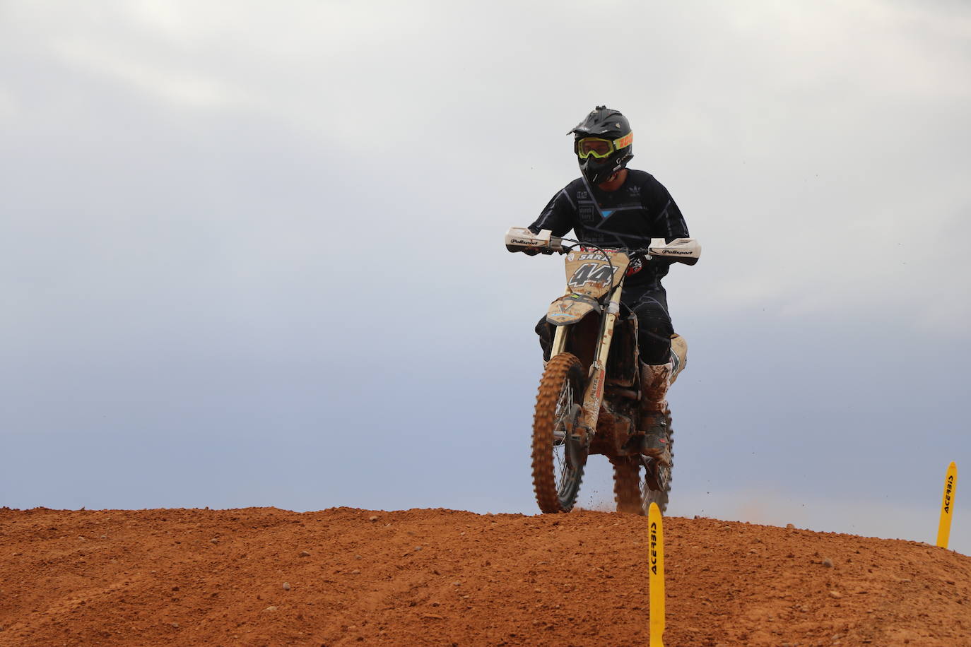 Los motores han vuelto a rugir con fuerza en el circuito de 'Los Cucharales' de Valencia de Don Juan. Este recinto coyantino ha a cogido la cuarta prueba de motocross puntuable del campeonato de Castilla y León 2019, el más importante de los que organiza la Federación.