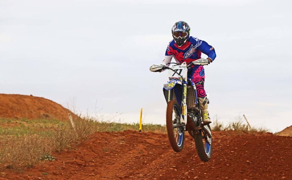 Un participante de la cuarta prueba de motocross de 'Los Cucharales'.