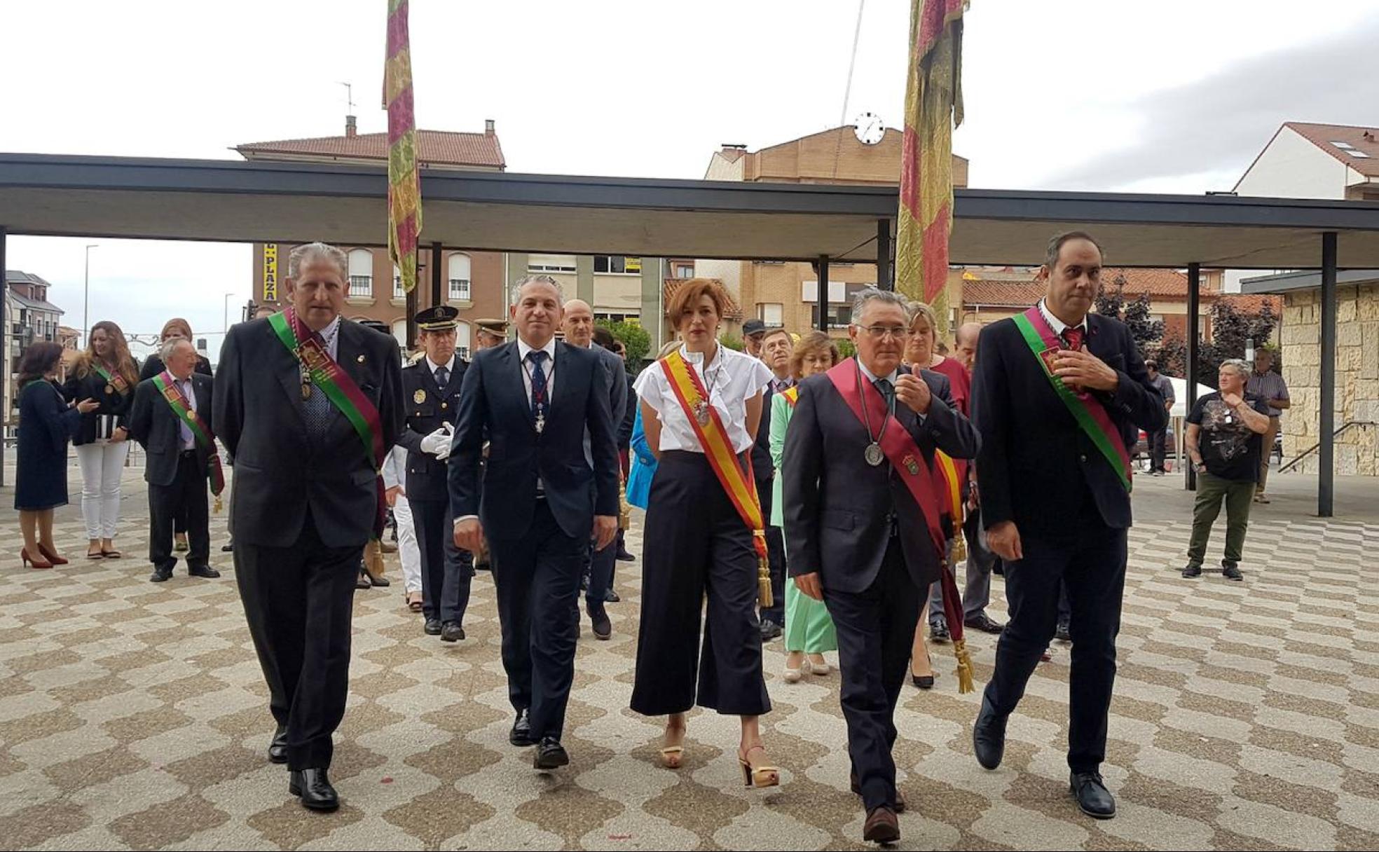 Entrada de los representantes de los Ayuntamientos del Voto.