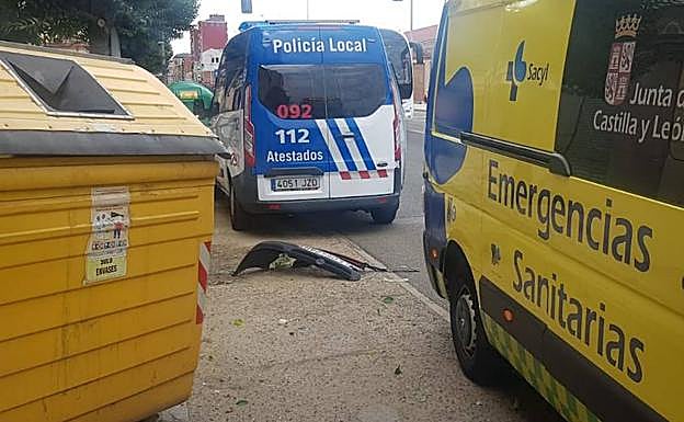 La matrícula que ha perdido el coche en el lugar del accidente.