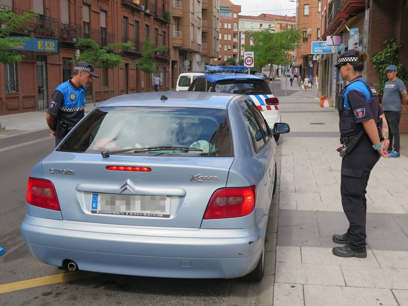 Fotos: La Policía Local de León inica la campaña de control de distracciones al volante