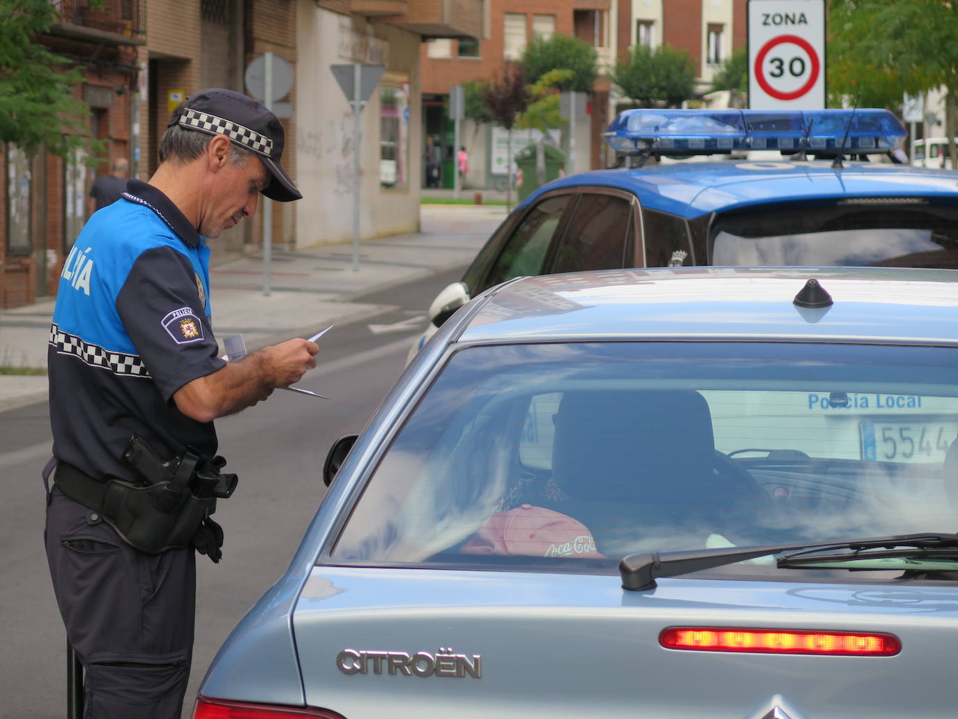 Fotos: La Policía Local de León inica la campaña de control de distracciones al volante