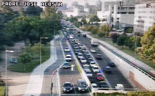 Retenciones en la avenida de Salamanca, desde Parquesol hacia el puente de Poniente, en una imagen tomada por las cámaras de tráfico.